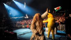 O'r Furries i Hogia'r Wyddfa: Comebacks bandiau Cymraeg 