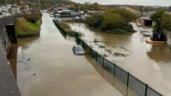 Rhagweld 'llifogydd sylweddol' yn sgil rhybudd oren Storm Claudia