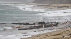 Restos do barco que naufragou em Cutro, na costa leste da região da Calábria