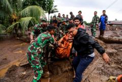 Banjir banjang terjang Ternate, setidaknya belasan orang meninggal dan enam dinyatakan hilang - 'Saya mendengar gemuruh, dan lari lewat jendela'