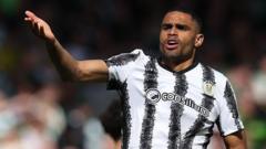 Stockport sign St Mirren striker Mandron