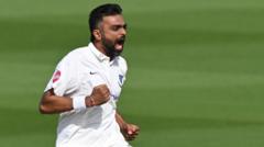 Unadkat leads Sussex bowlers in skittling Glos