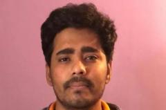Omkareshwar Thakur waxaa lagu eedeeyay in uu sameeyay app-kan