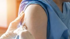 Cynnig brechiad rhag Hepatitis A i blant yn ardal Y Barri