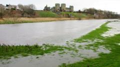 Rhybuddion am wynt a glaw i Gymru yn sgil Storm Bram