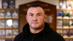 'Roedd rhaid parhau â gêm rygbi, er anaf pen a gwaed ar fy nghrys'