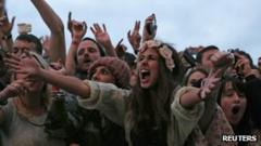 Stone Roses resurrected in Manchester - BBC News