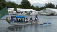 Alice in Wonderland flotilla takes place in Oxford - BBC News