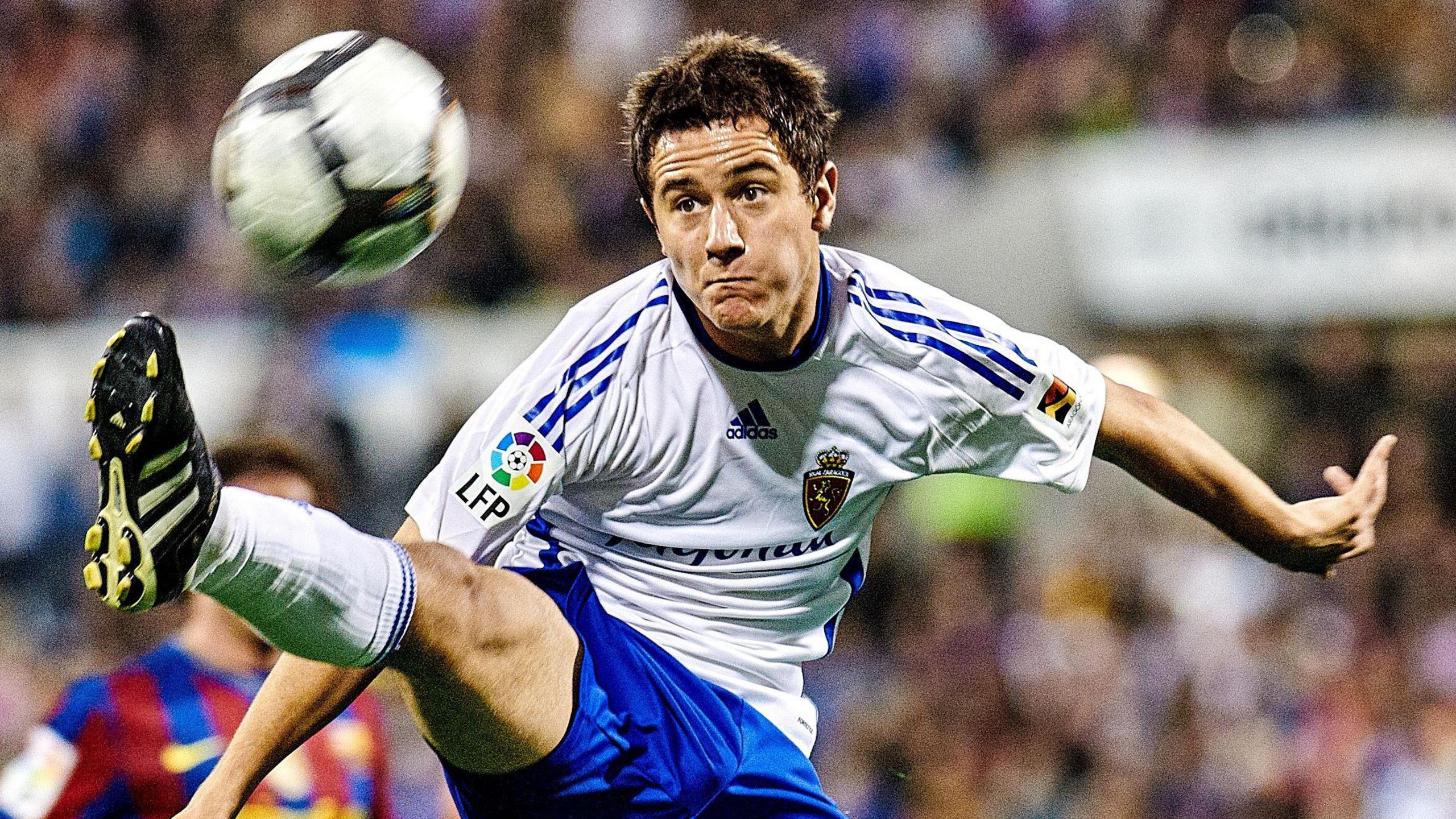 Ander Herrera controlling the ball mid-air while playing for Real Zaragoza