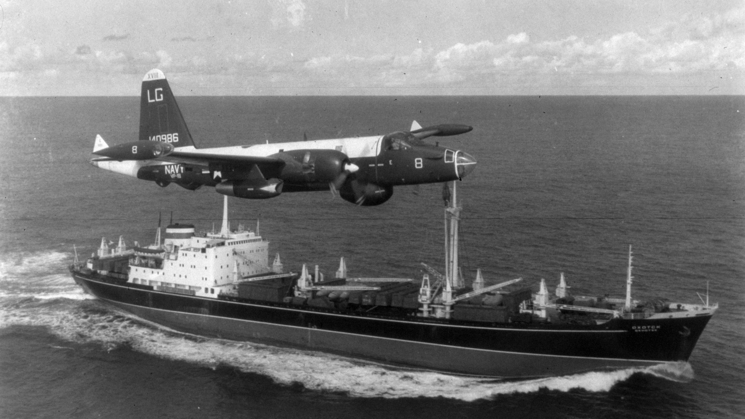 Aweren Americanaidd yn hedfan uwchben llong