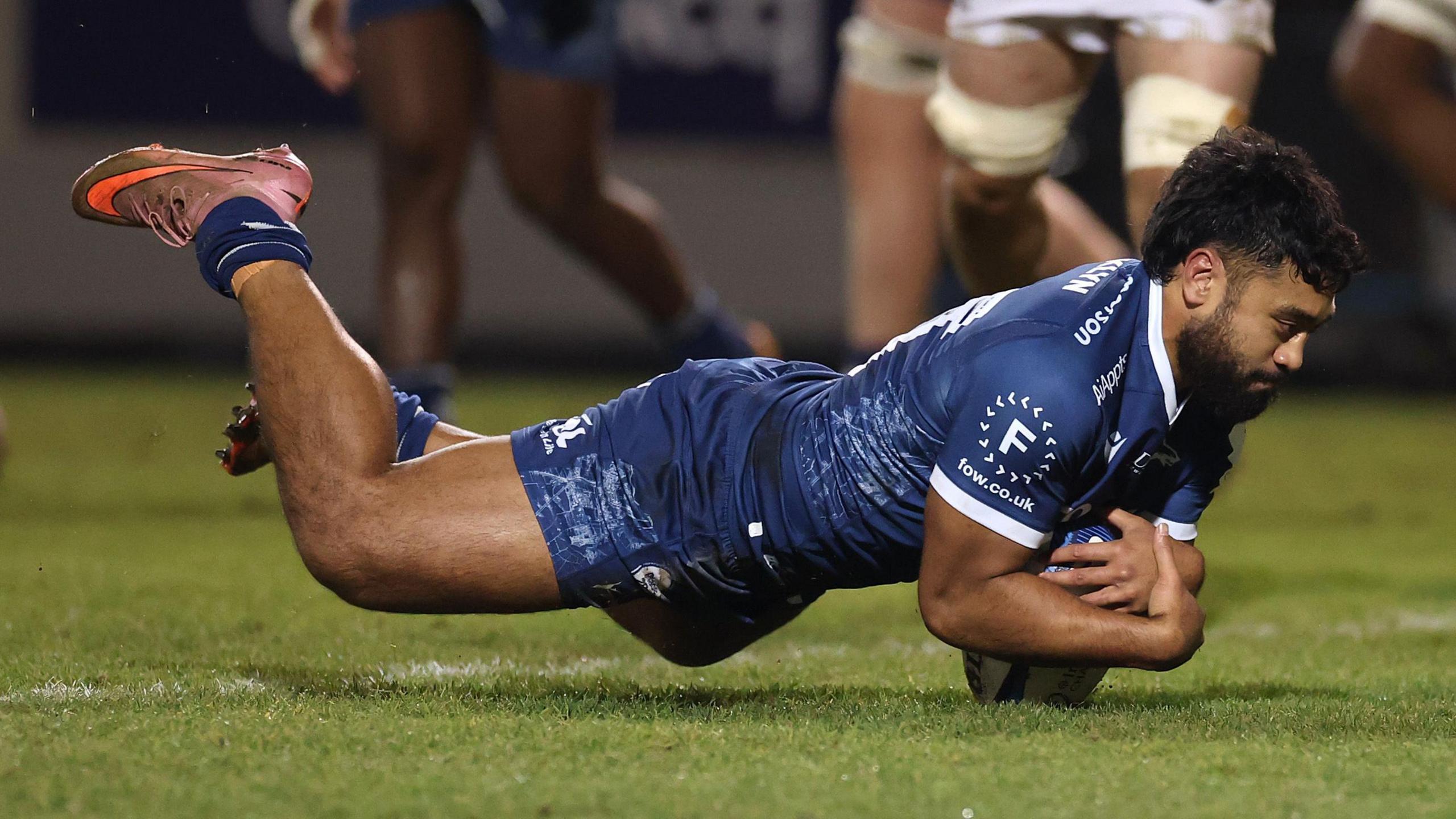 Rekeiti Ma'asi-White scoring a try for Sale