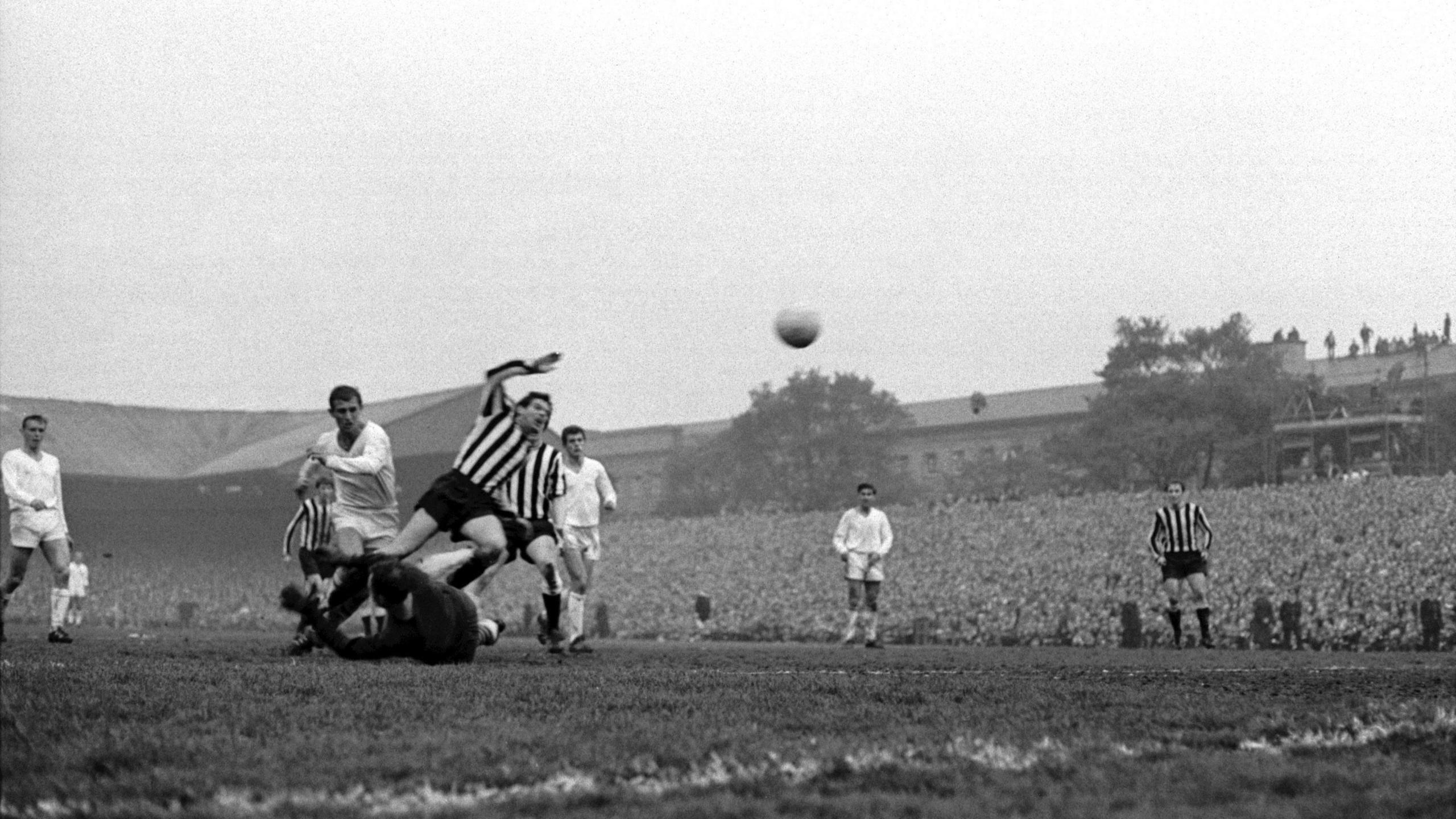 A black and white photo of Newcastle United playing at the final in 1969. 