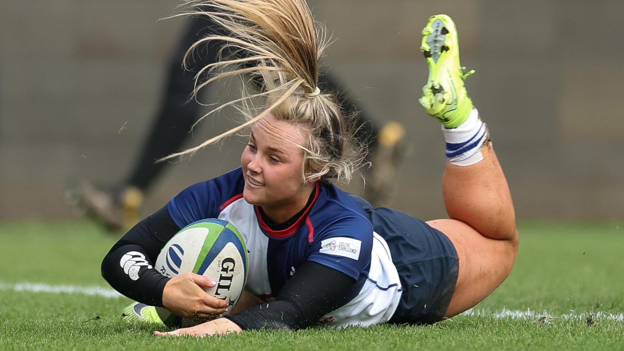 Aoife Dalton of Wolfhounds races in to score try