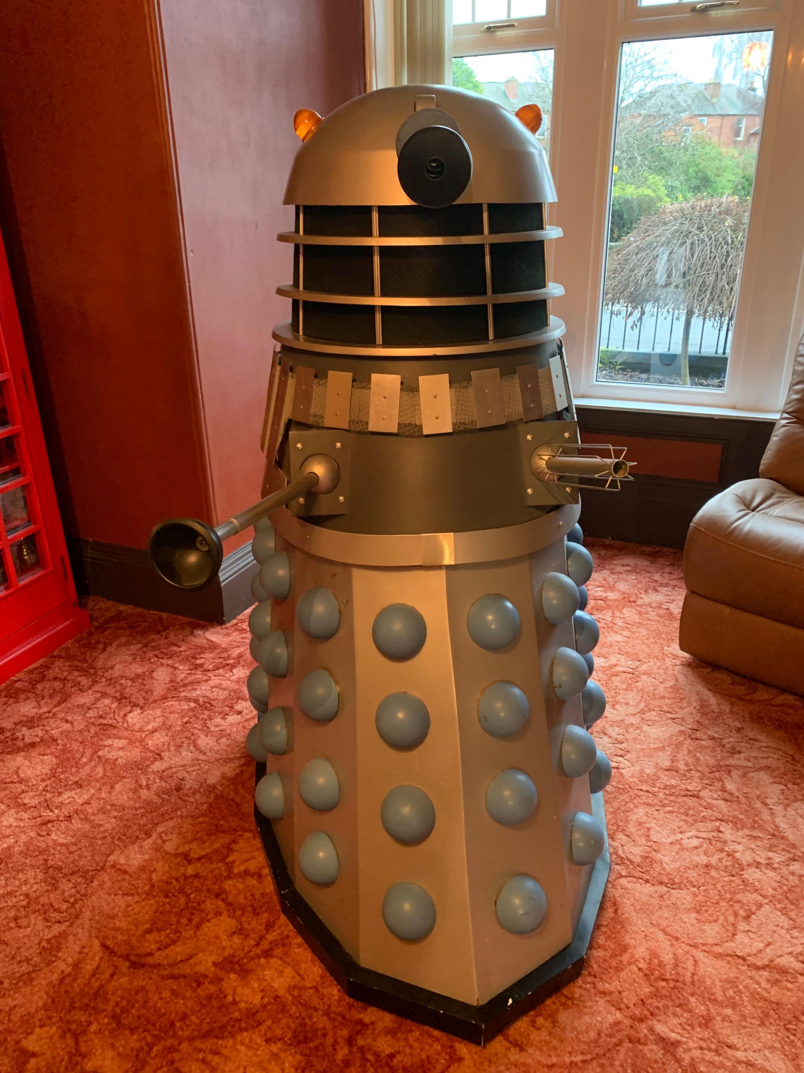 A model of one of the Dalek's from Doctor Who stands in a suburban living room