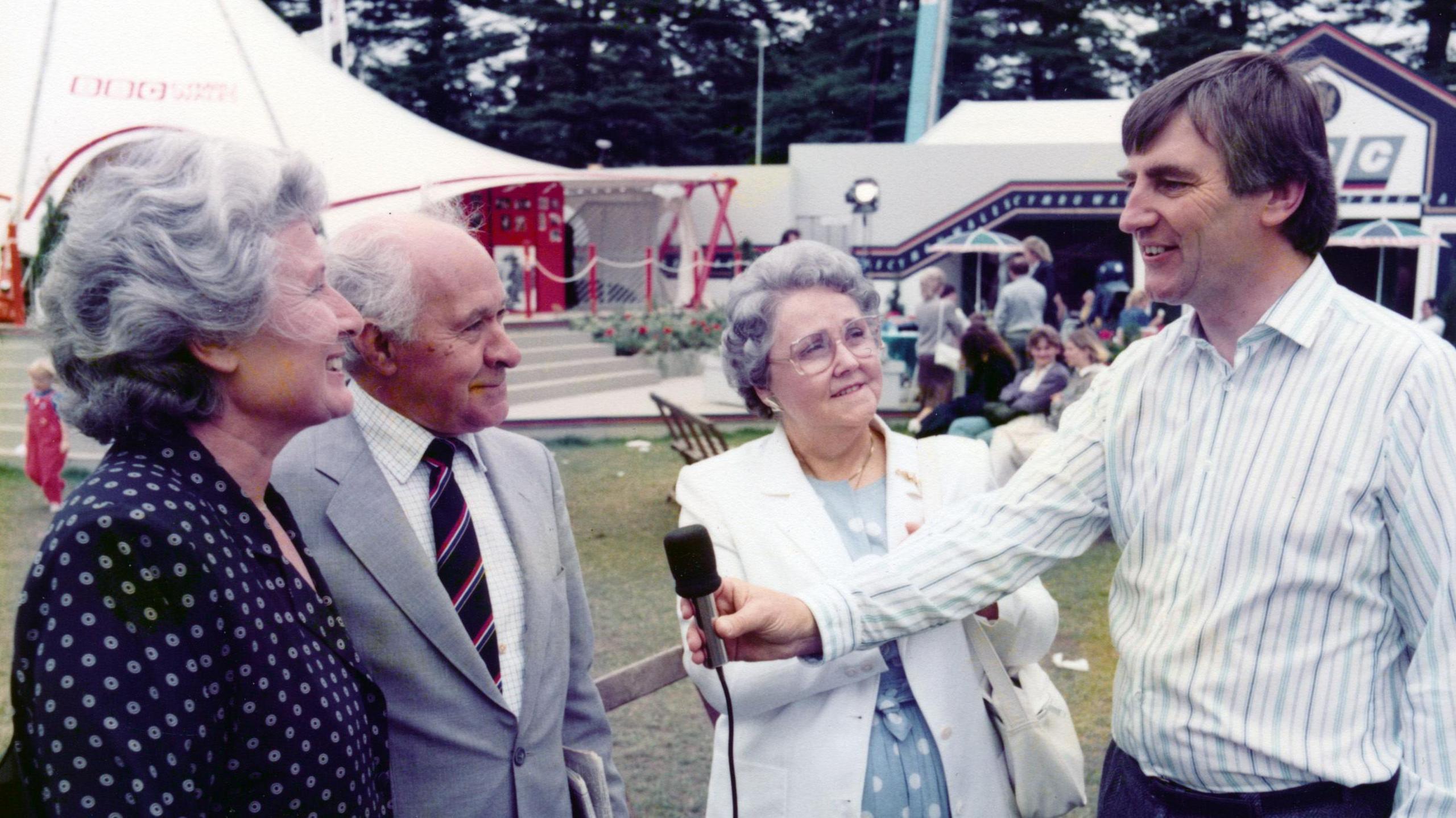Sulwyn THomas yn cyfweld ar faes yr Eisteddfod Genedlaethol 1988