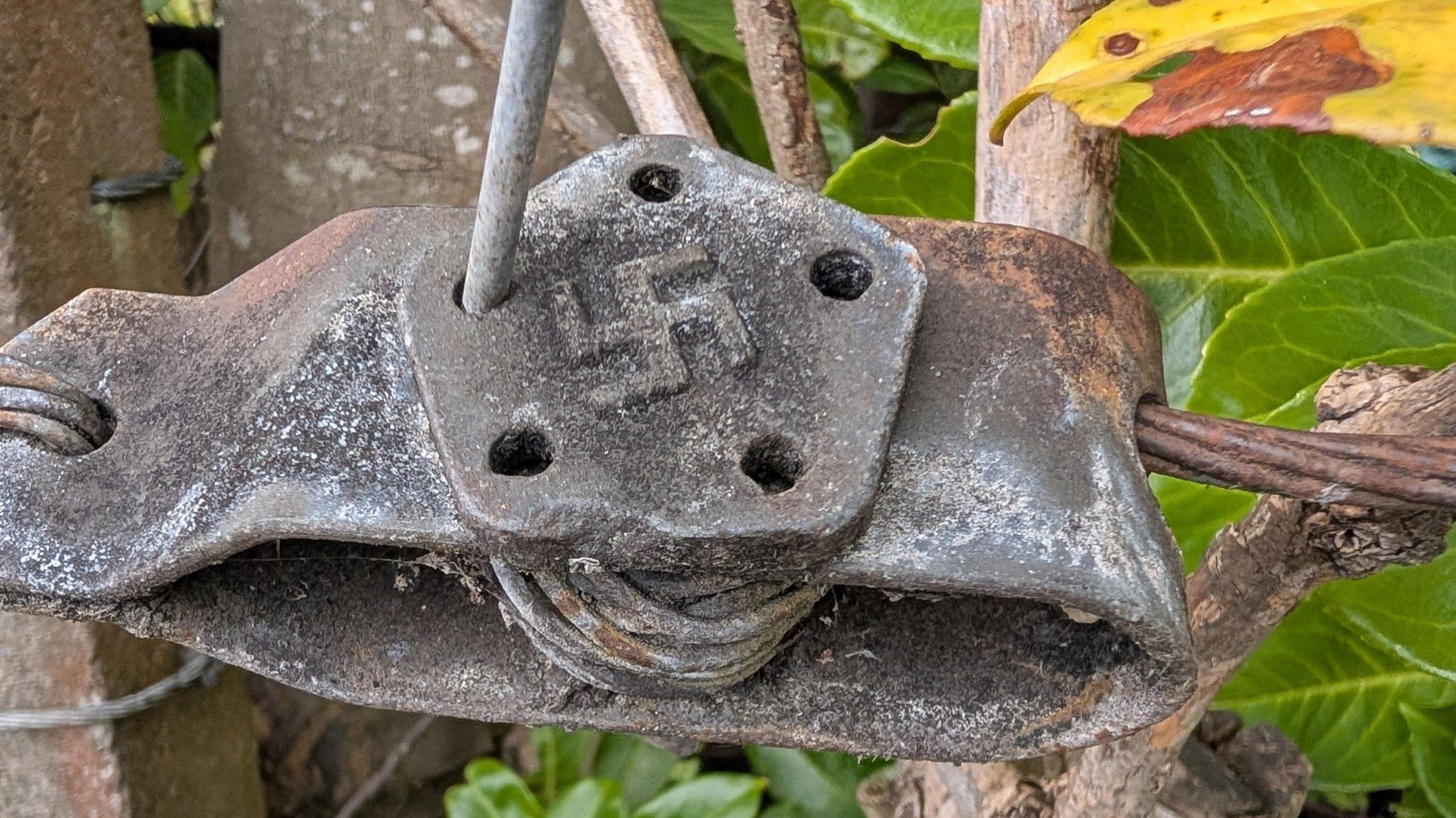 Swastika air feansa ann an Inbhir Pheofharain