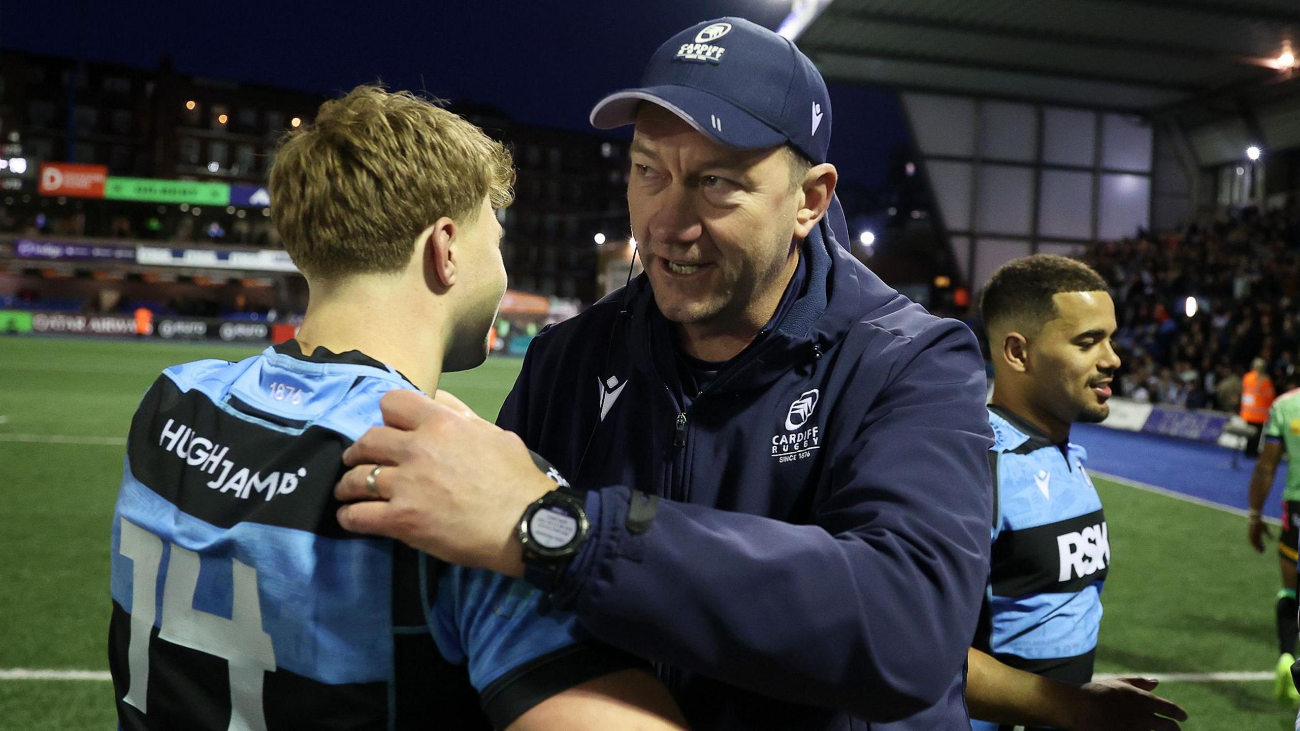 Corniel van Zyl embraces with Cardiff wing Jacob Beetham