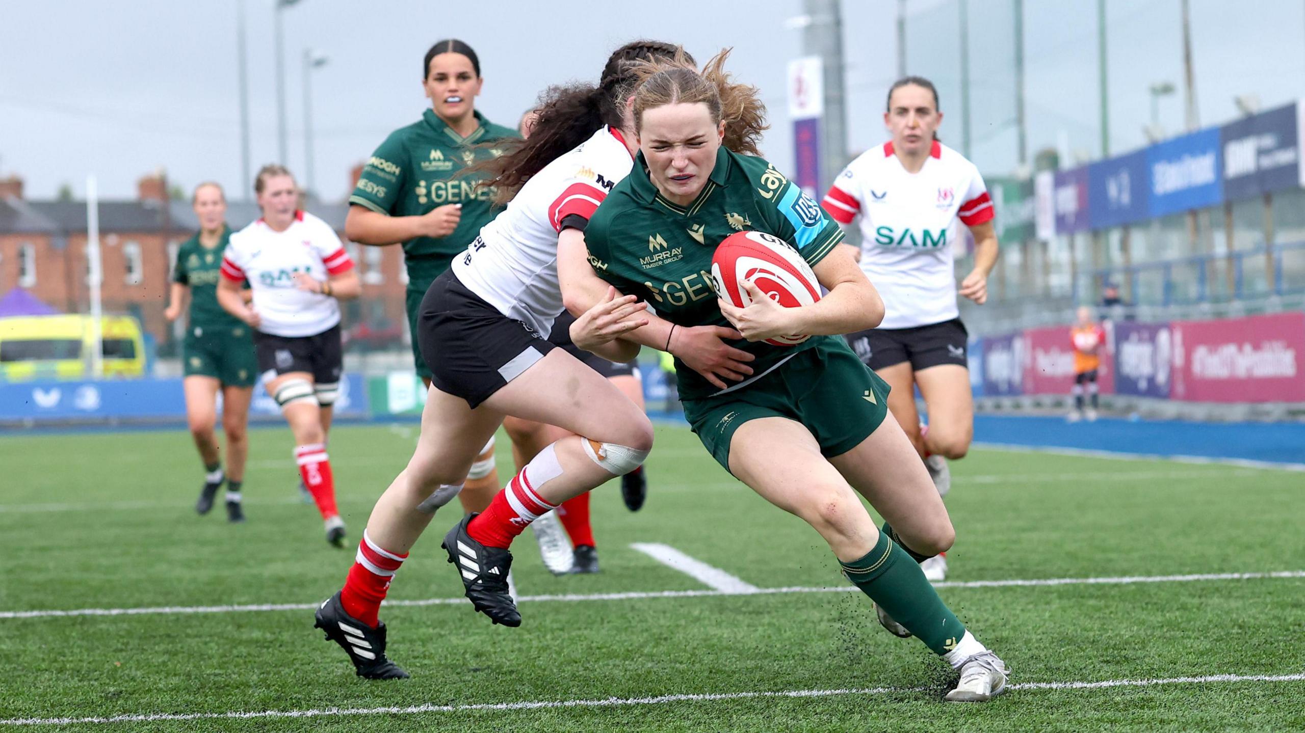 Hannah Clarke scores a try