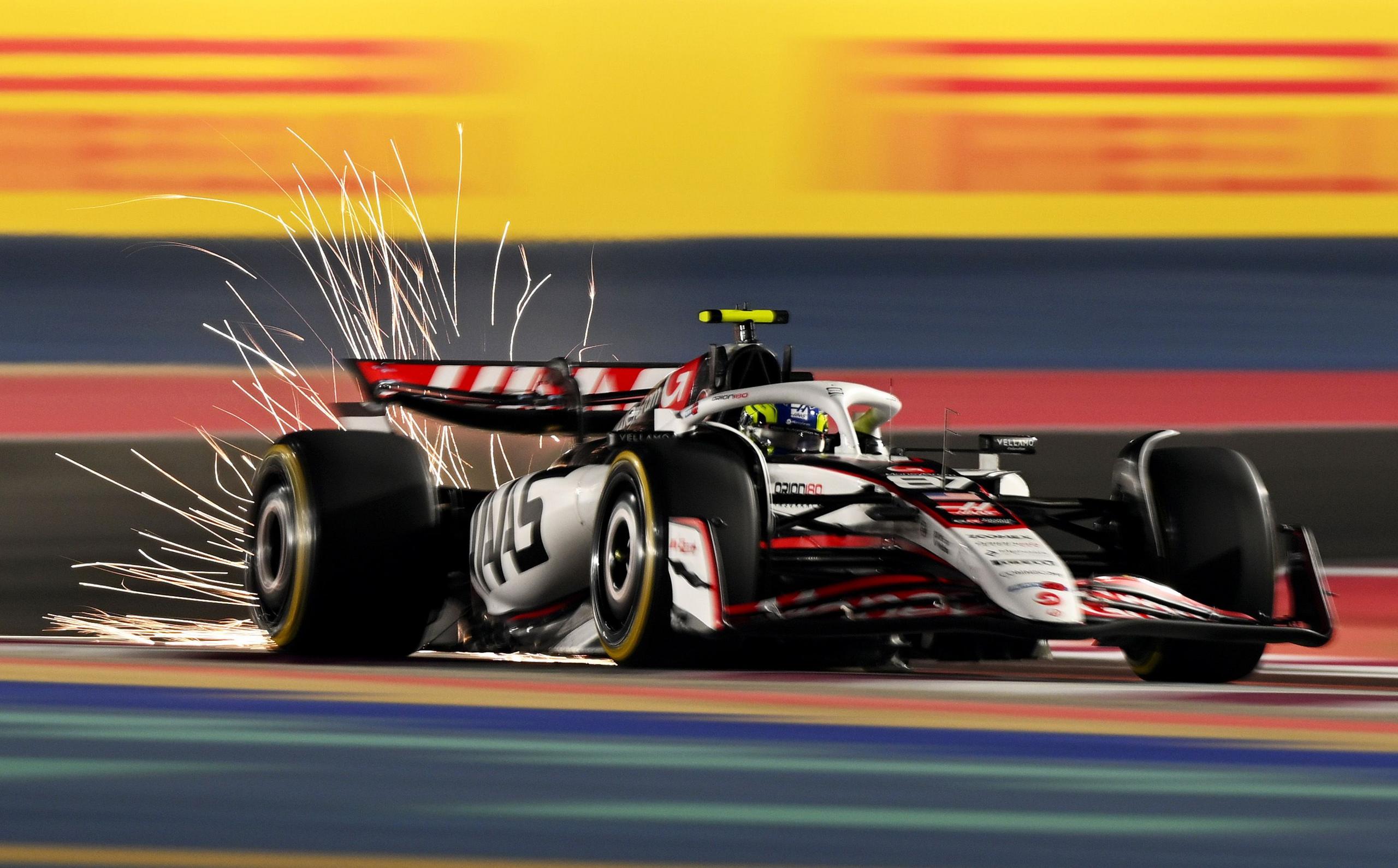 Las chispas vuelan detrás del piloto de Haas, Oliver Bearman, durante la clasificación al sprint en el Gran Premio de Qatar en el Circuito Internacional de Lusail.
