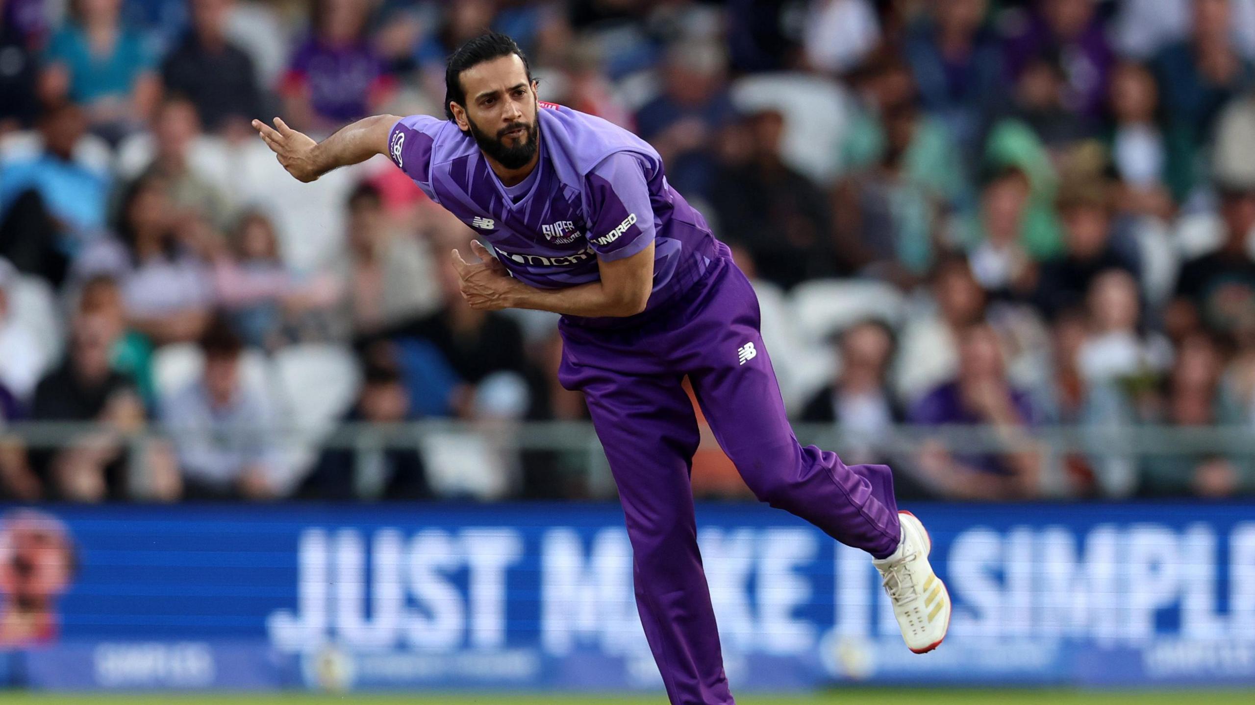 Imad Wasim is bowling during last year's Hundred.