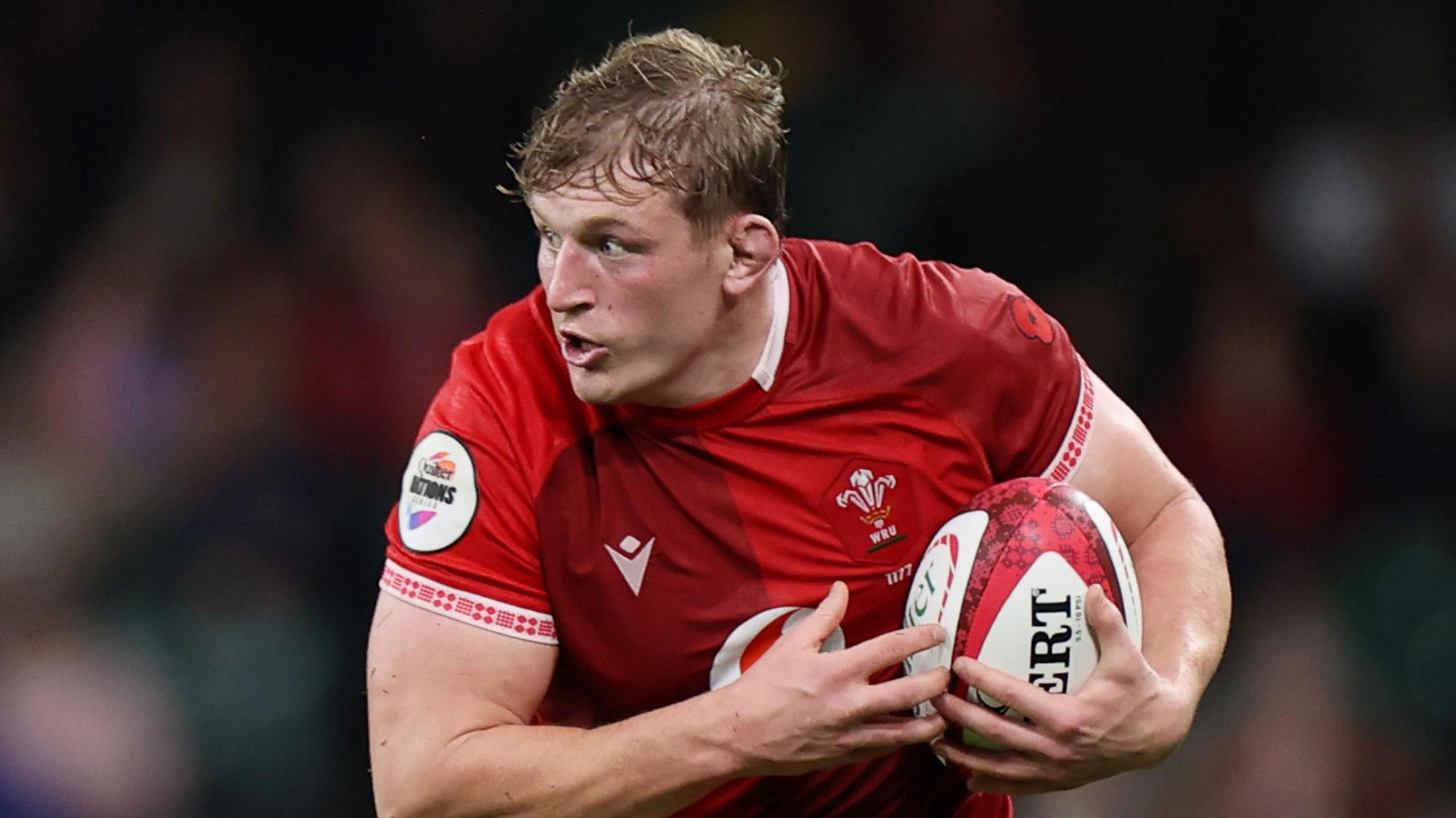 Jac Morgan carries the ball in his left arm for Wales against Argentina in 2025