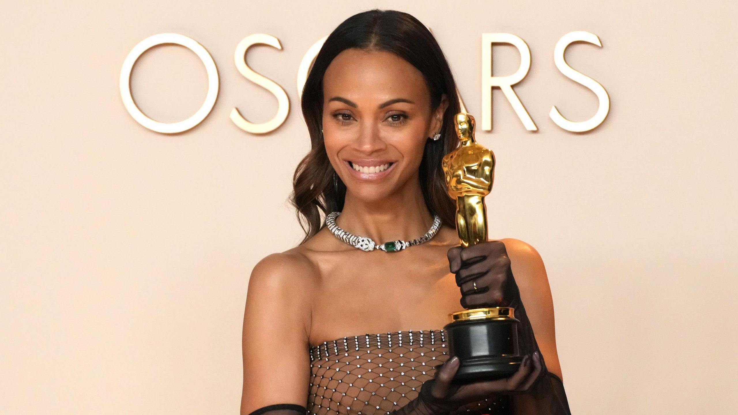 Zoë Saldaña, winner of the Best Actress In A Supporting Role for “Emilia Pérez”, poses in the press room