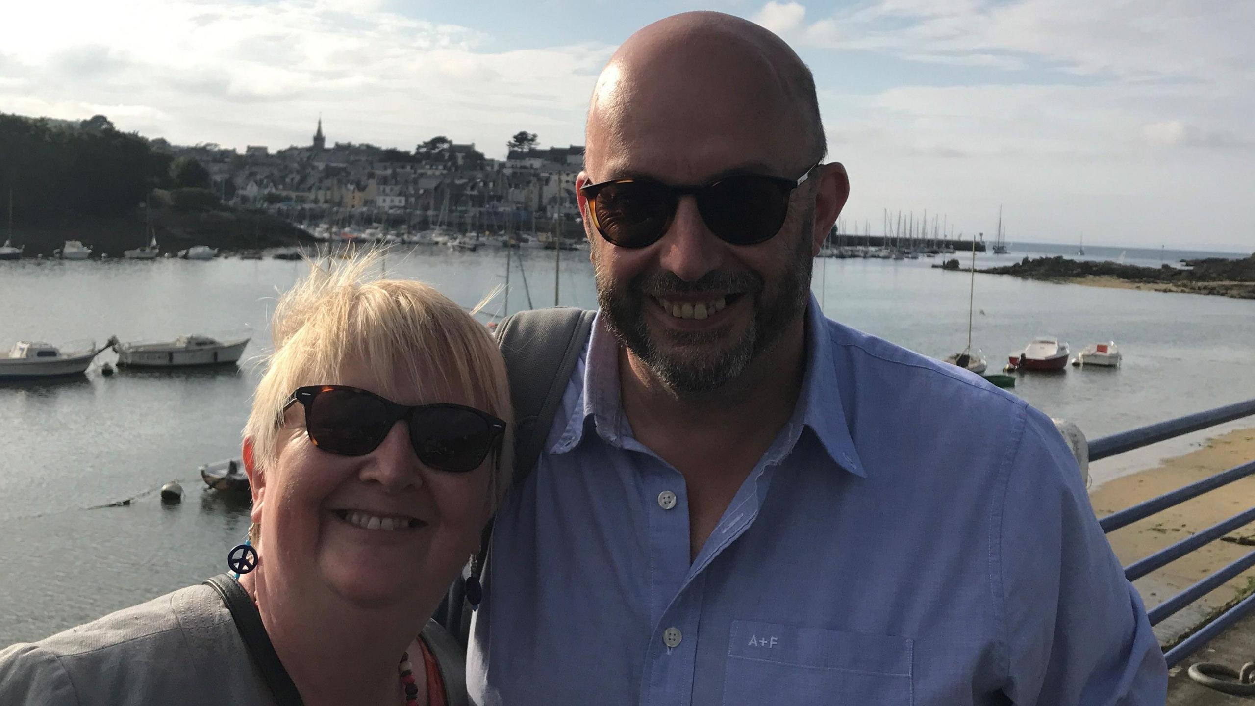 Y ParchediG Casi Jones a'i gŵr, y diweddar Barchedig Lloyd Jones, yn Llydaw yn 2019 