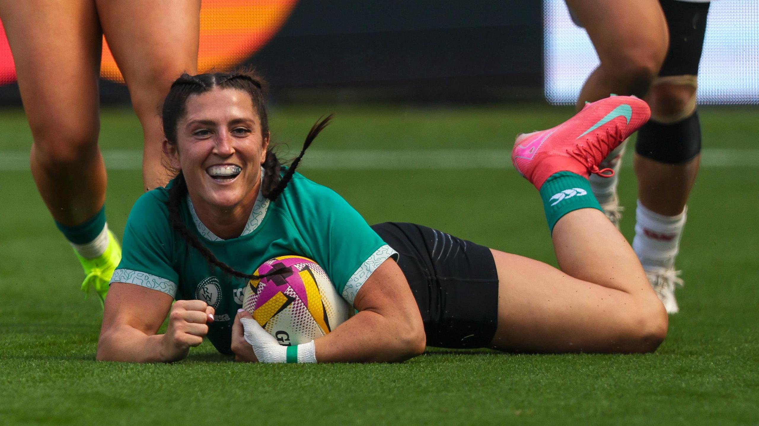 Amee Leigh Costigan scores a try