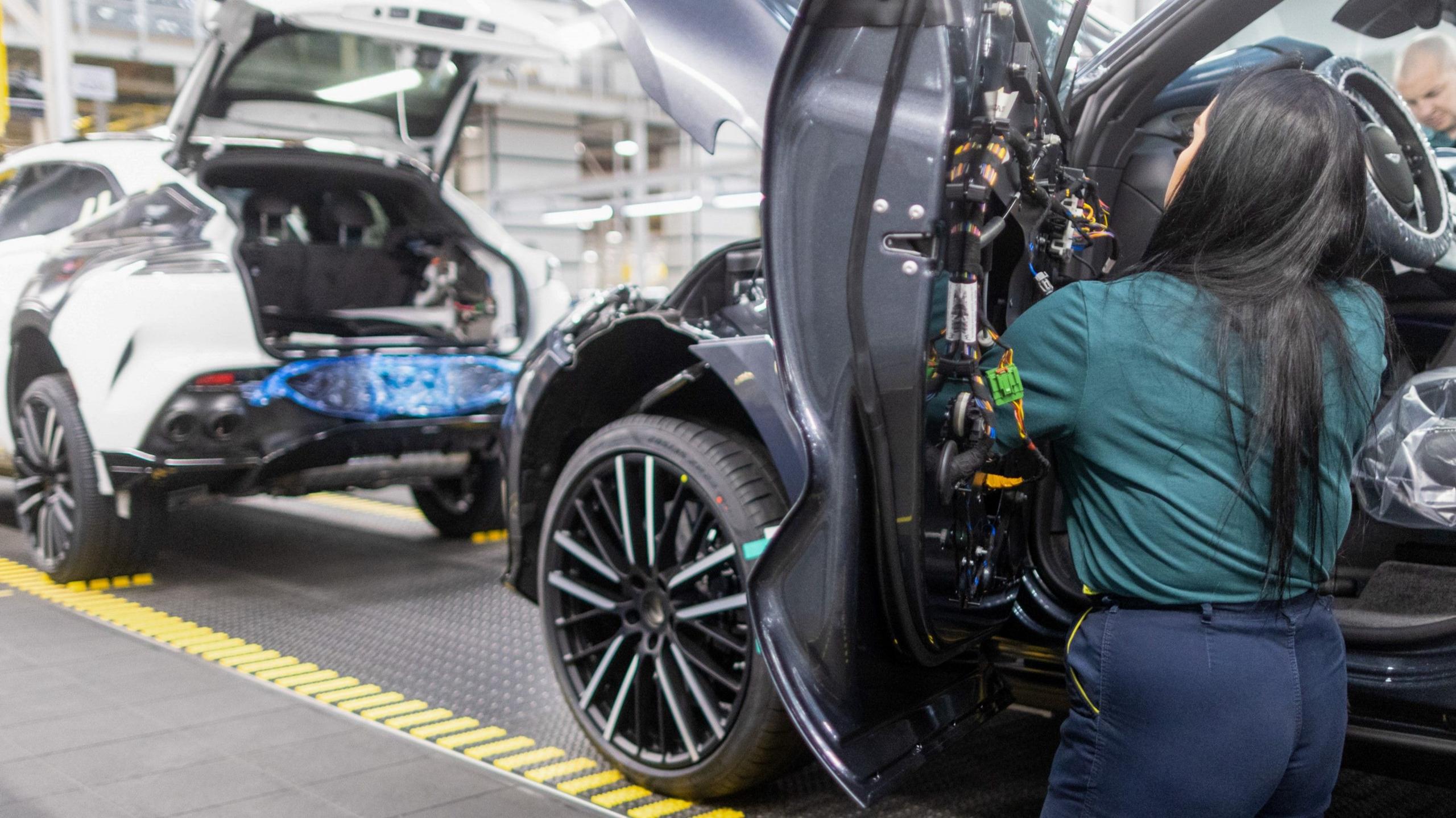 Gweithiwr yn ffatri Aston Martin yn Sain Tathan