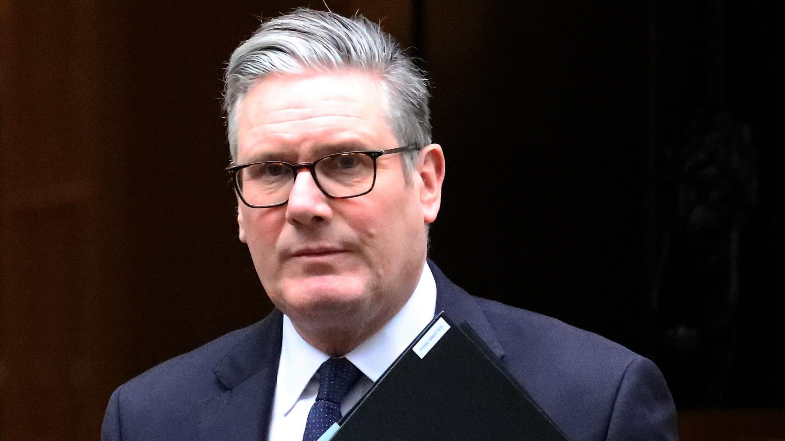 Syr Keir Starmer yn gadael Rhif 10 Downing Street yn cario ffolder ddu