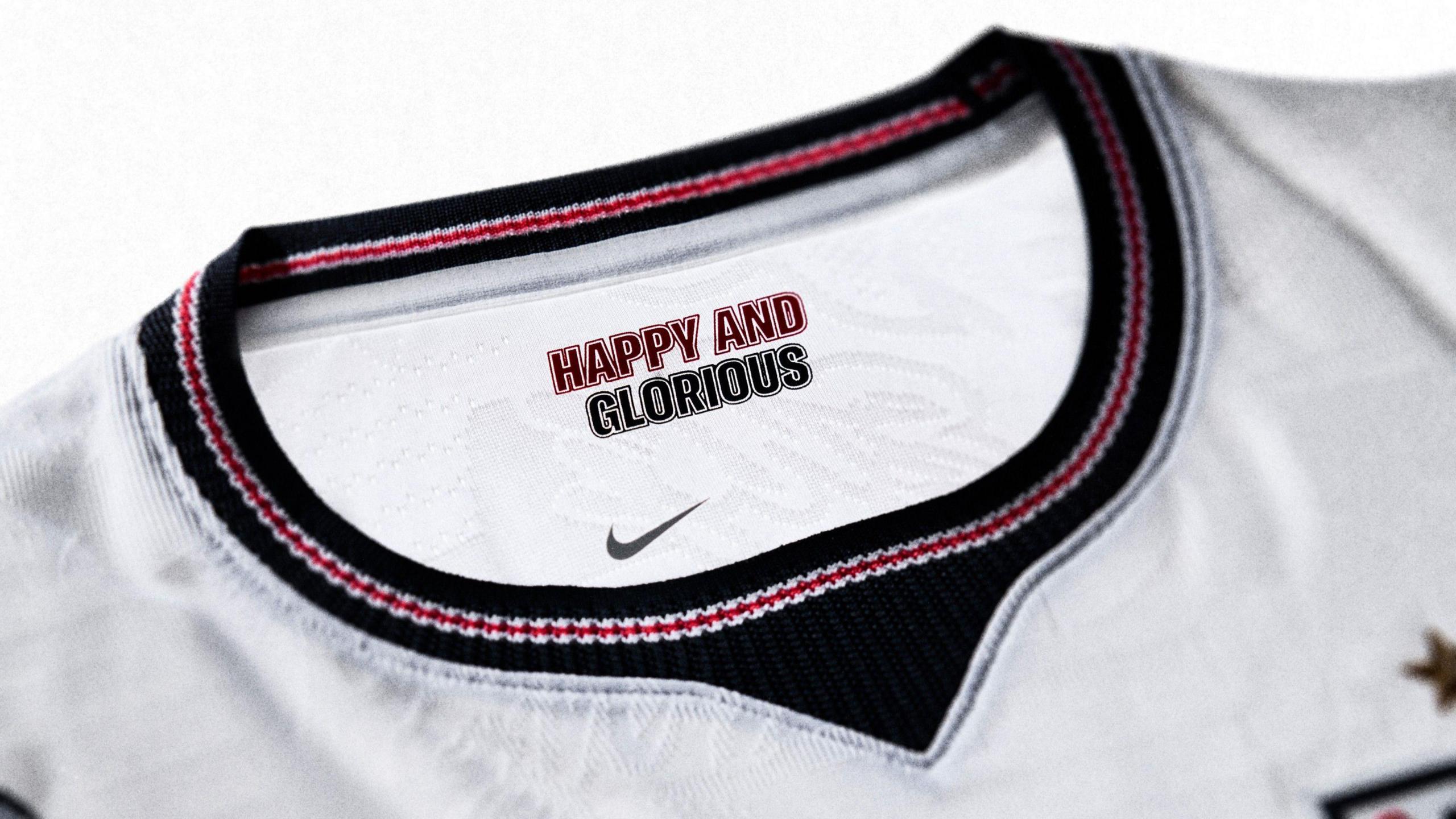 Primer plano del interior del cuello con las palabras "Feliz y glorioso".