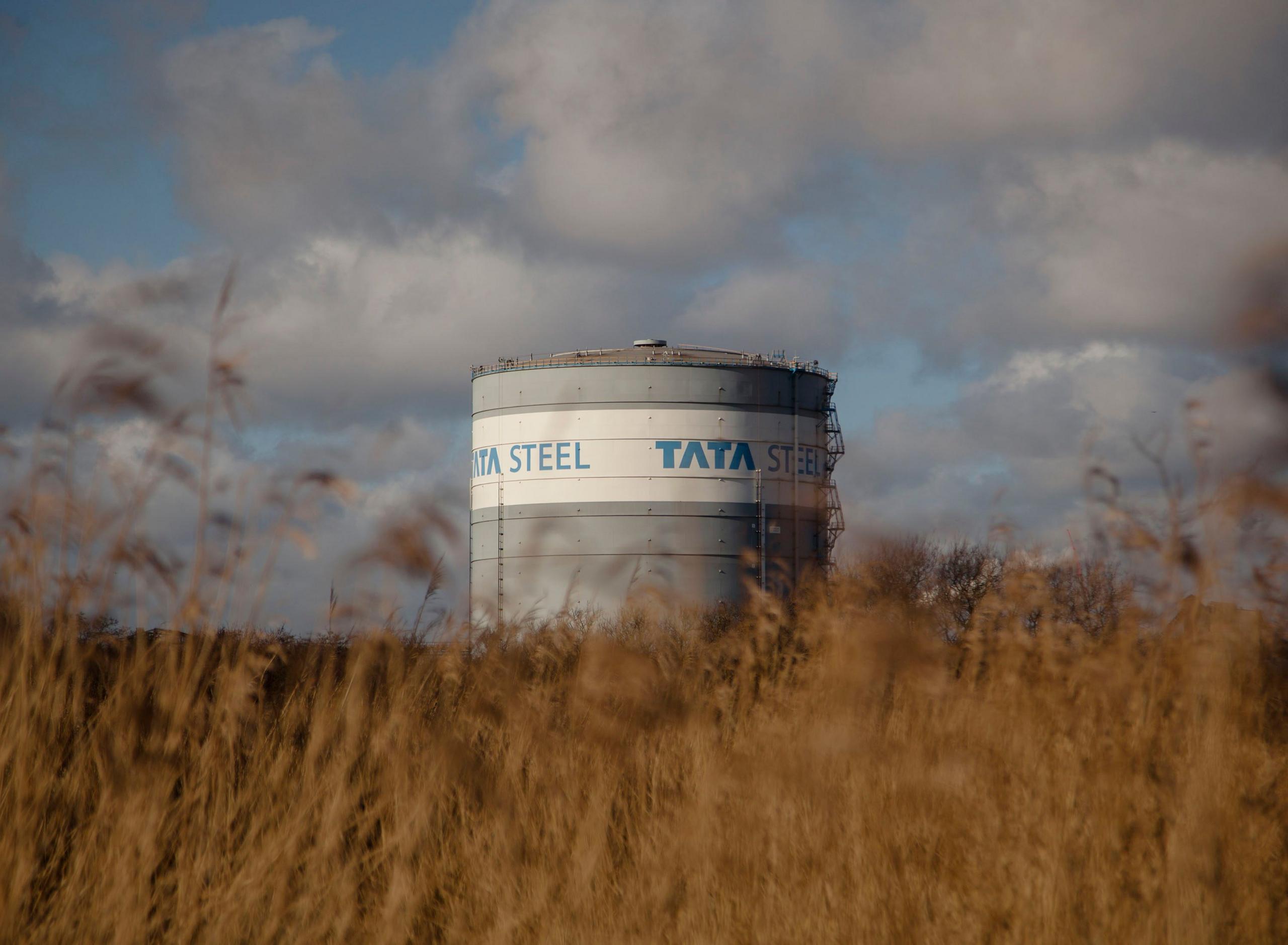 Strwythur siap silindr gyda logo Tata Steel arno ynghanol cae o blanhigion 