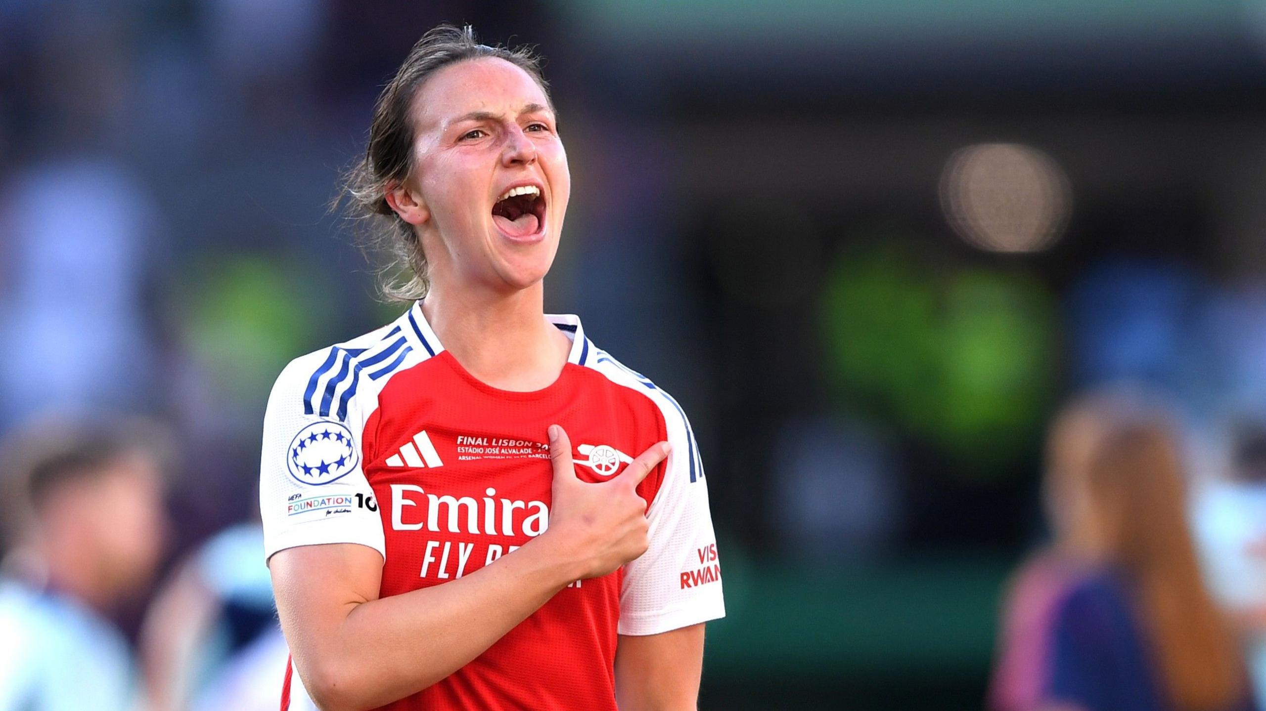 Lotte Wubben-Moy clutches her Arsenal badge