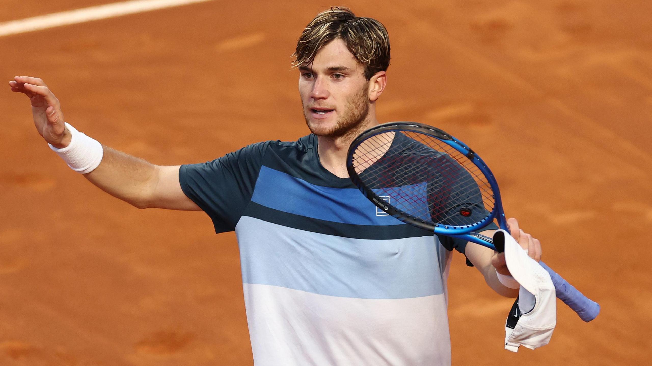 Jack Draper acknowledges the crowd at the Italian Open