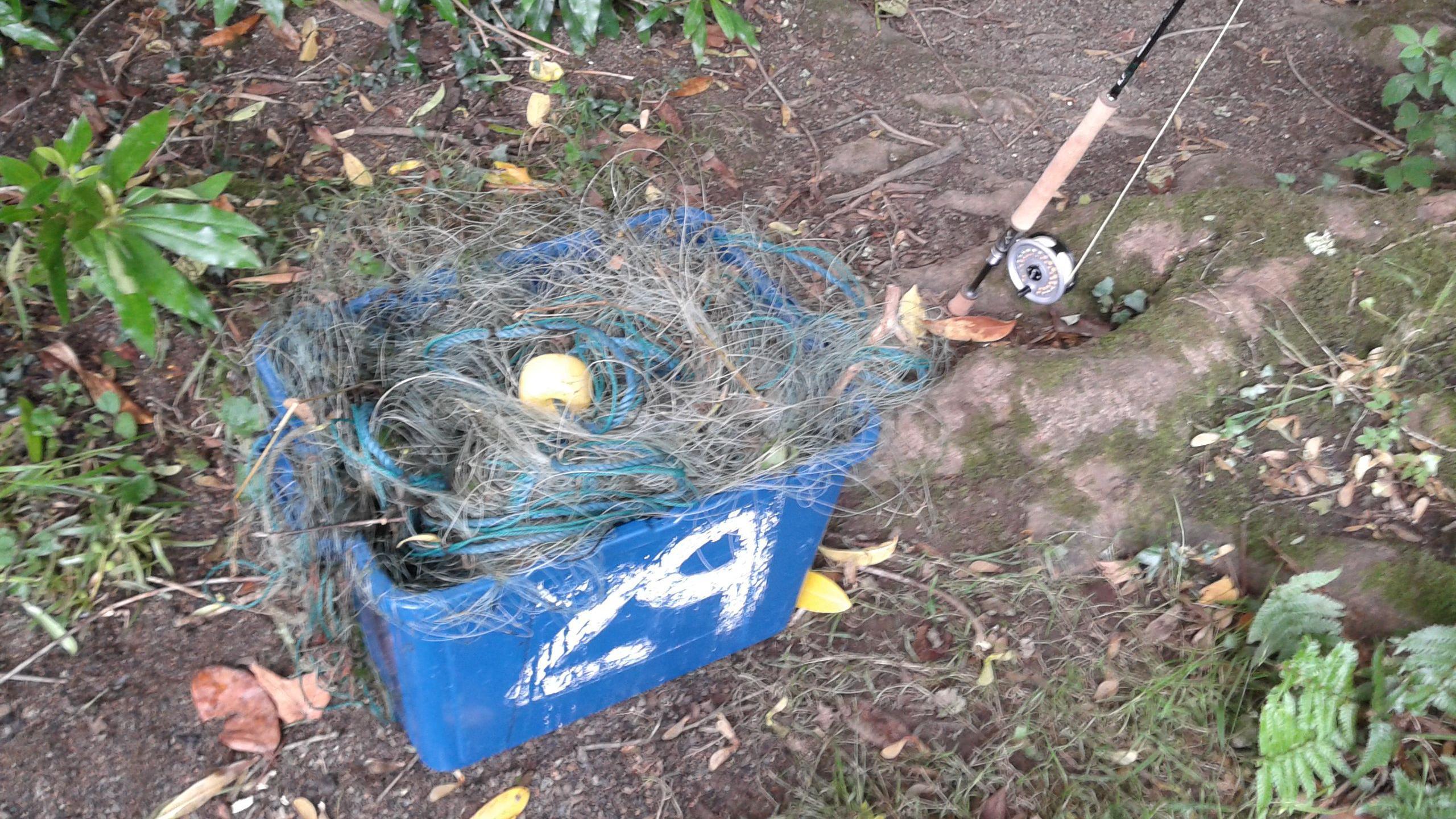 Netting and rope in a blue box with a rod 