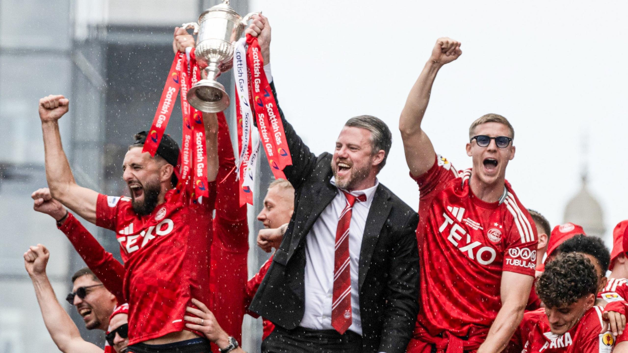 Jimmy Thelin and his players