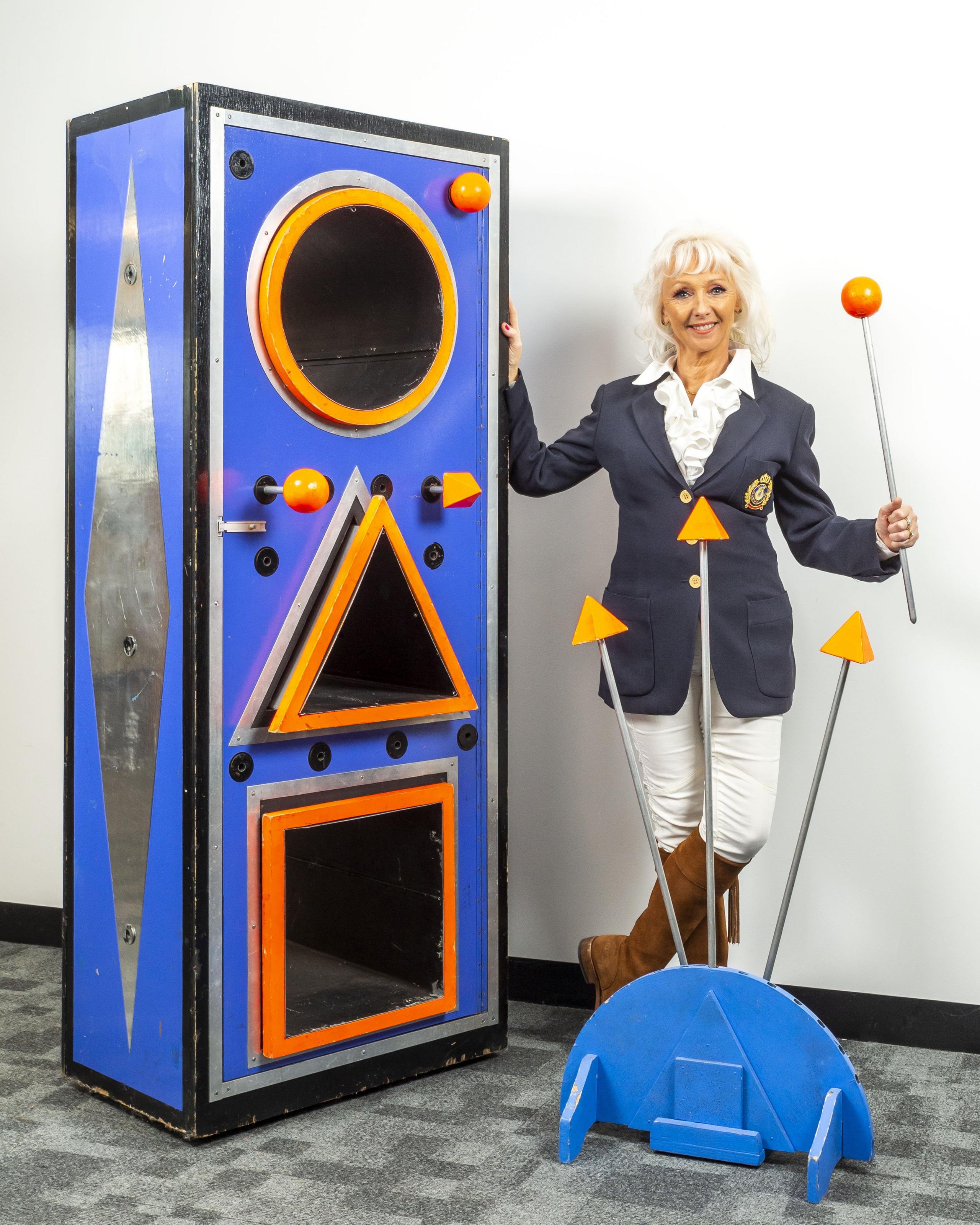 Debbie McGee with the Geometrix illusion box