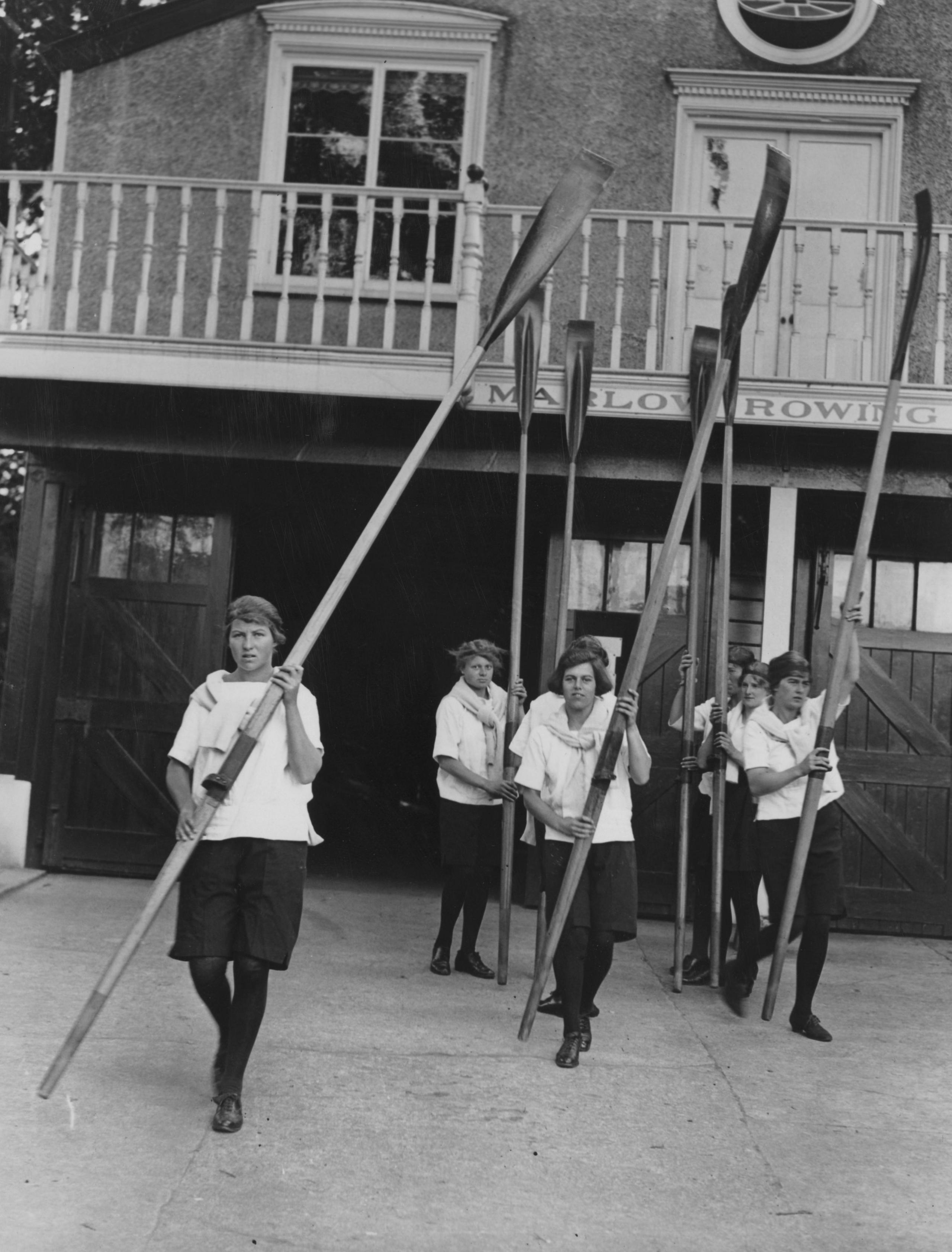 Newnham College rowing team in 1922