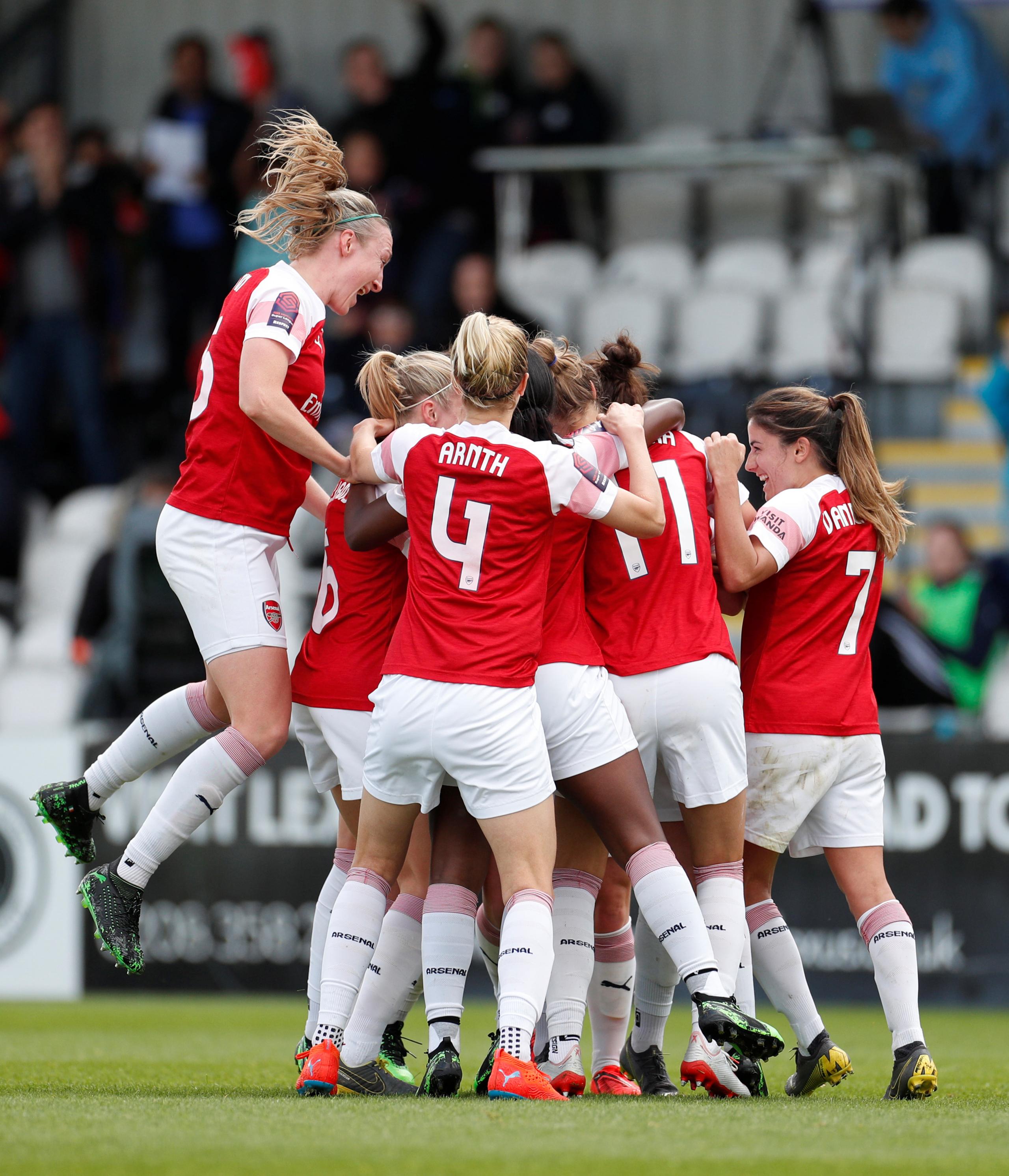 arsenal-players-celebrating-the-goal.