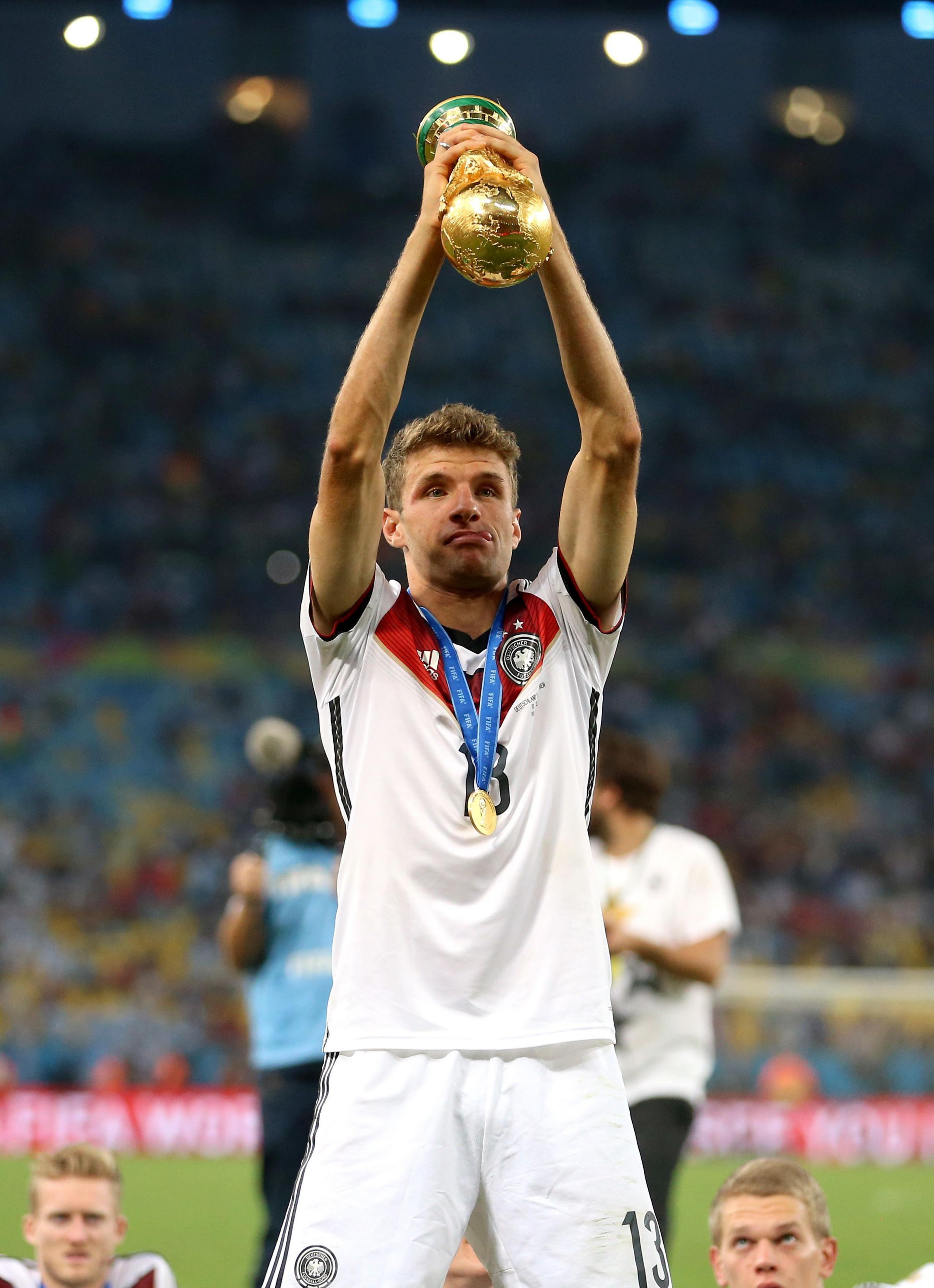 Thomas Müller a' togail Cupa na Cruinne ann an 2014.