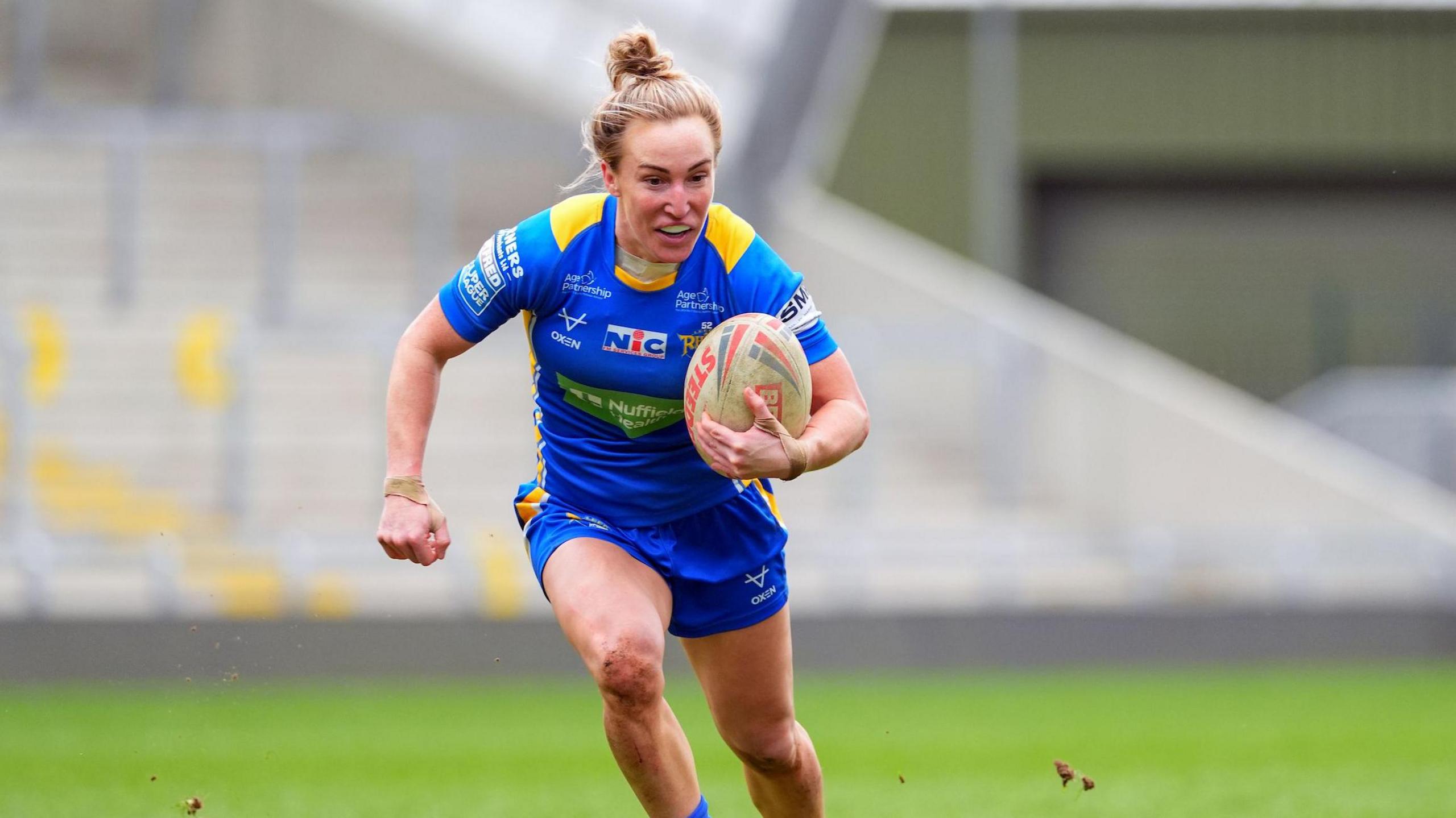 Bethan Davies runs with ball in hand for Leeds