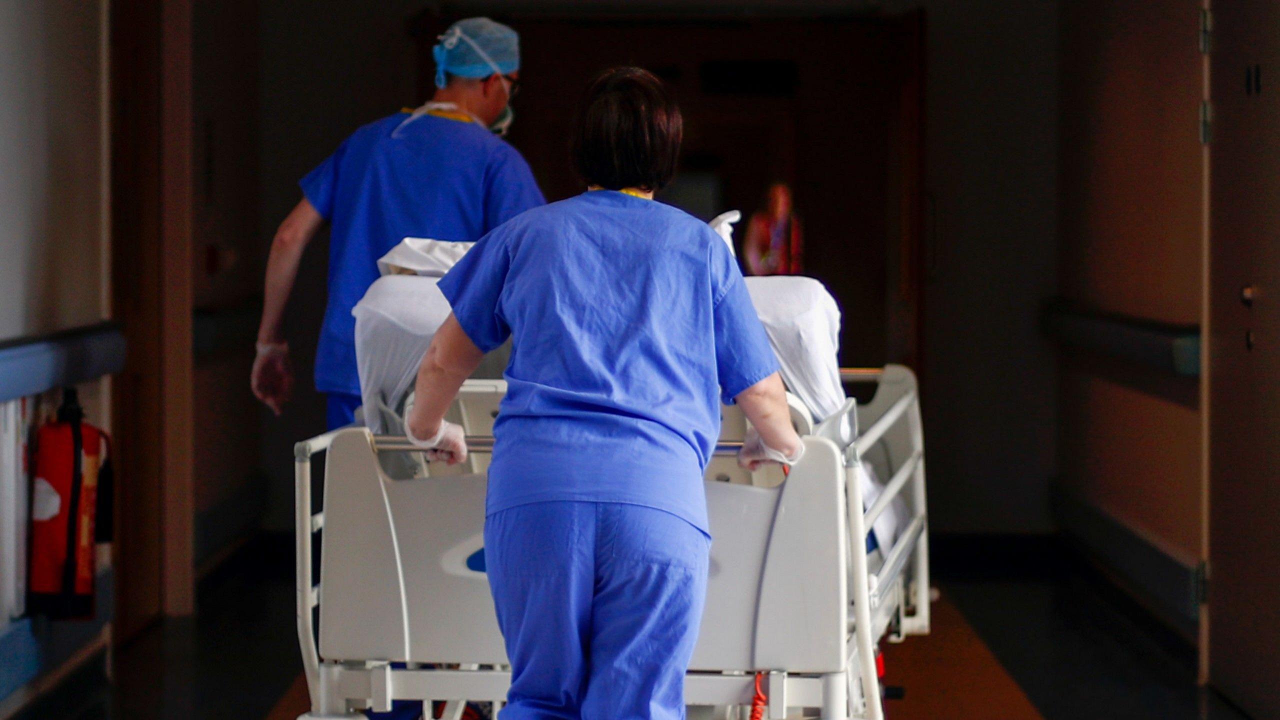 Doctoriaid gyda chlaf mewn ysbyty