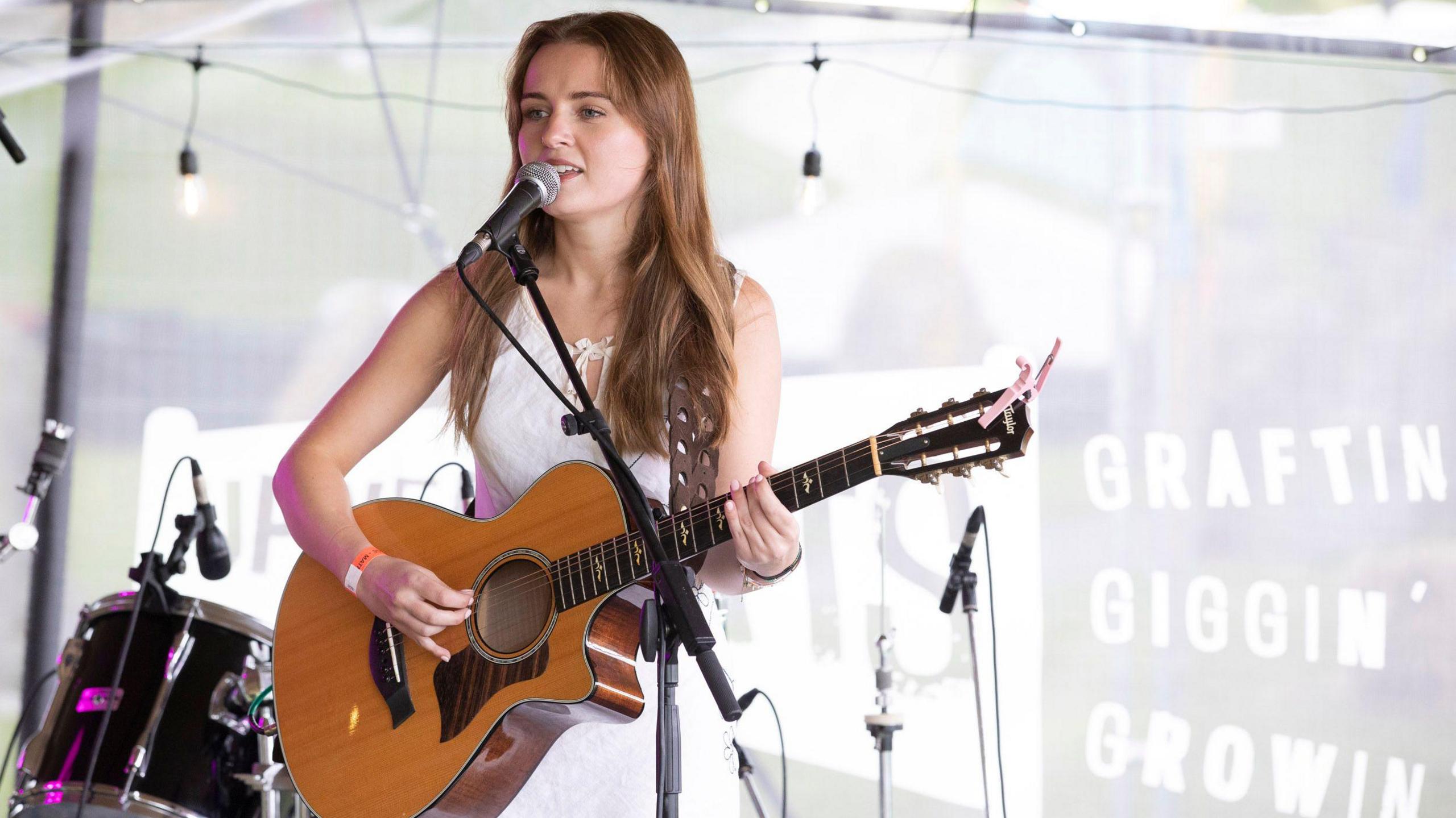 Woman singing with guitar