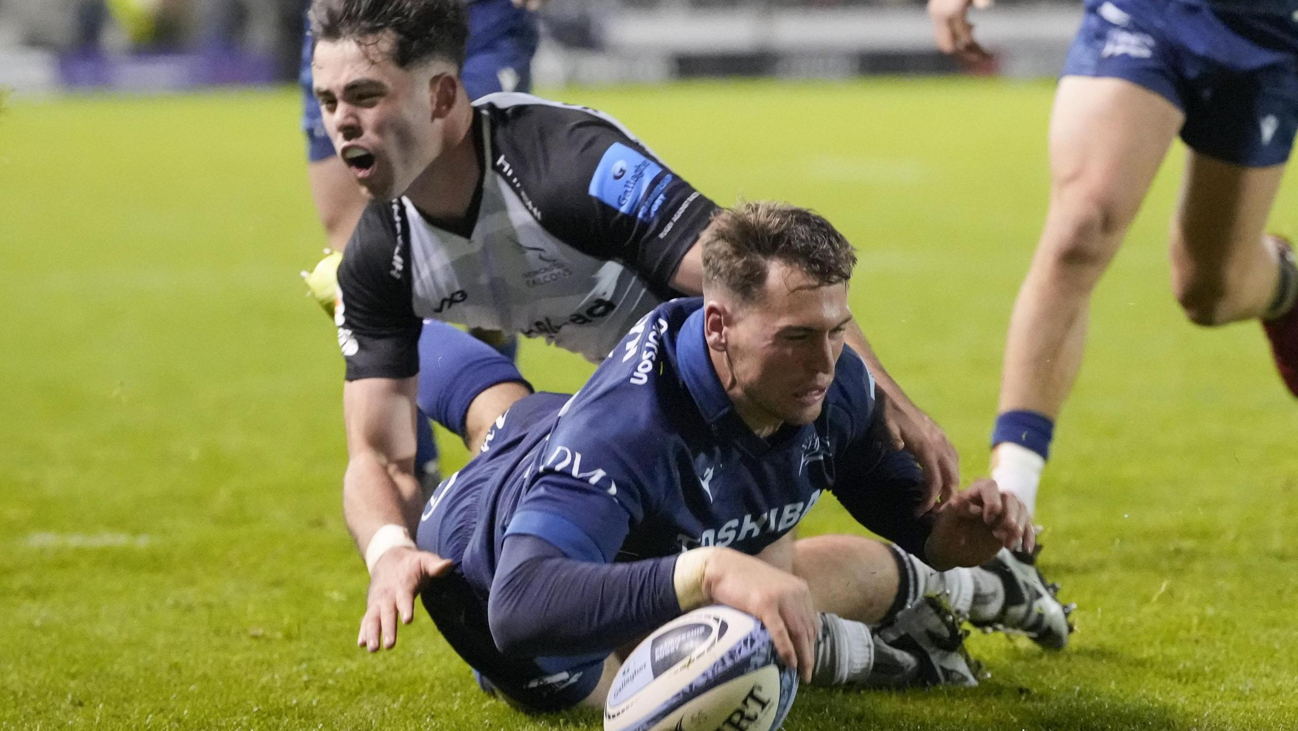 Tom Roebuck scores a try