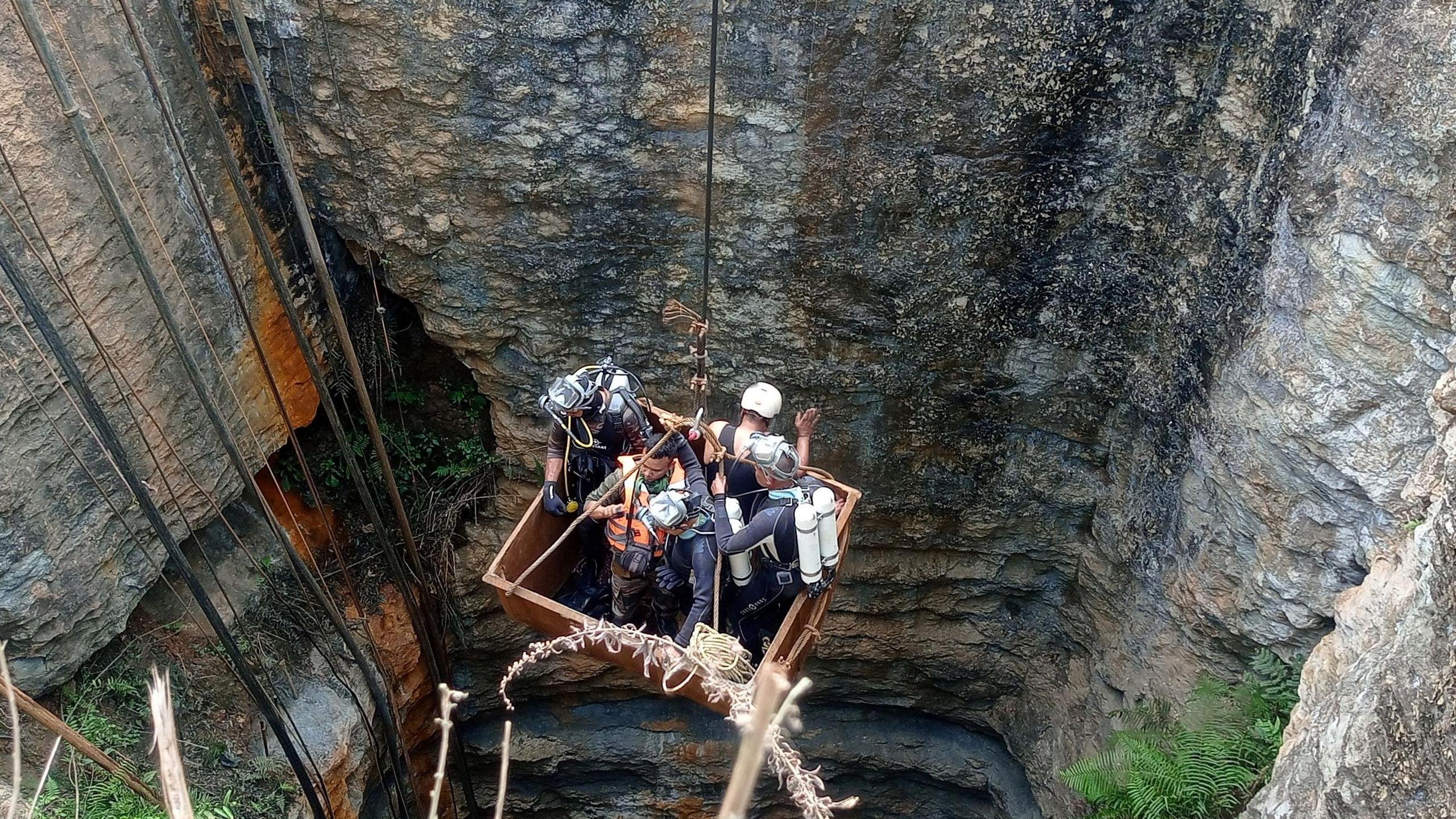 Divers use a pulley to enter a coal mine to rescue trapped miners in Umrangso, a remote area in the northeastern state of Assam, India, January 7, 2025. REUTERS/Stringer TPX IMAGES OF THE DAY