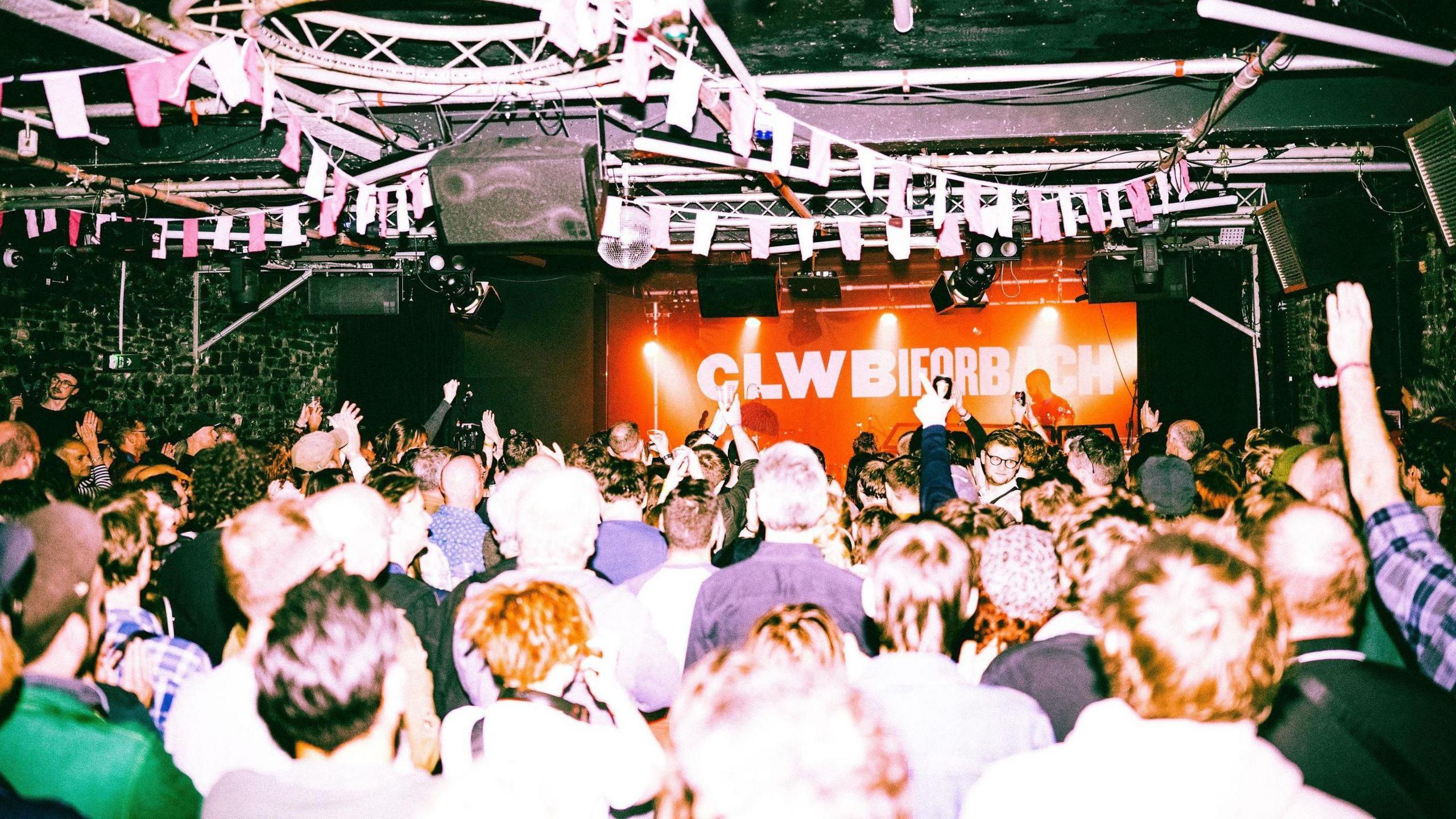 Torf yng Nghlwb Ifor Bach