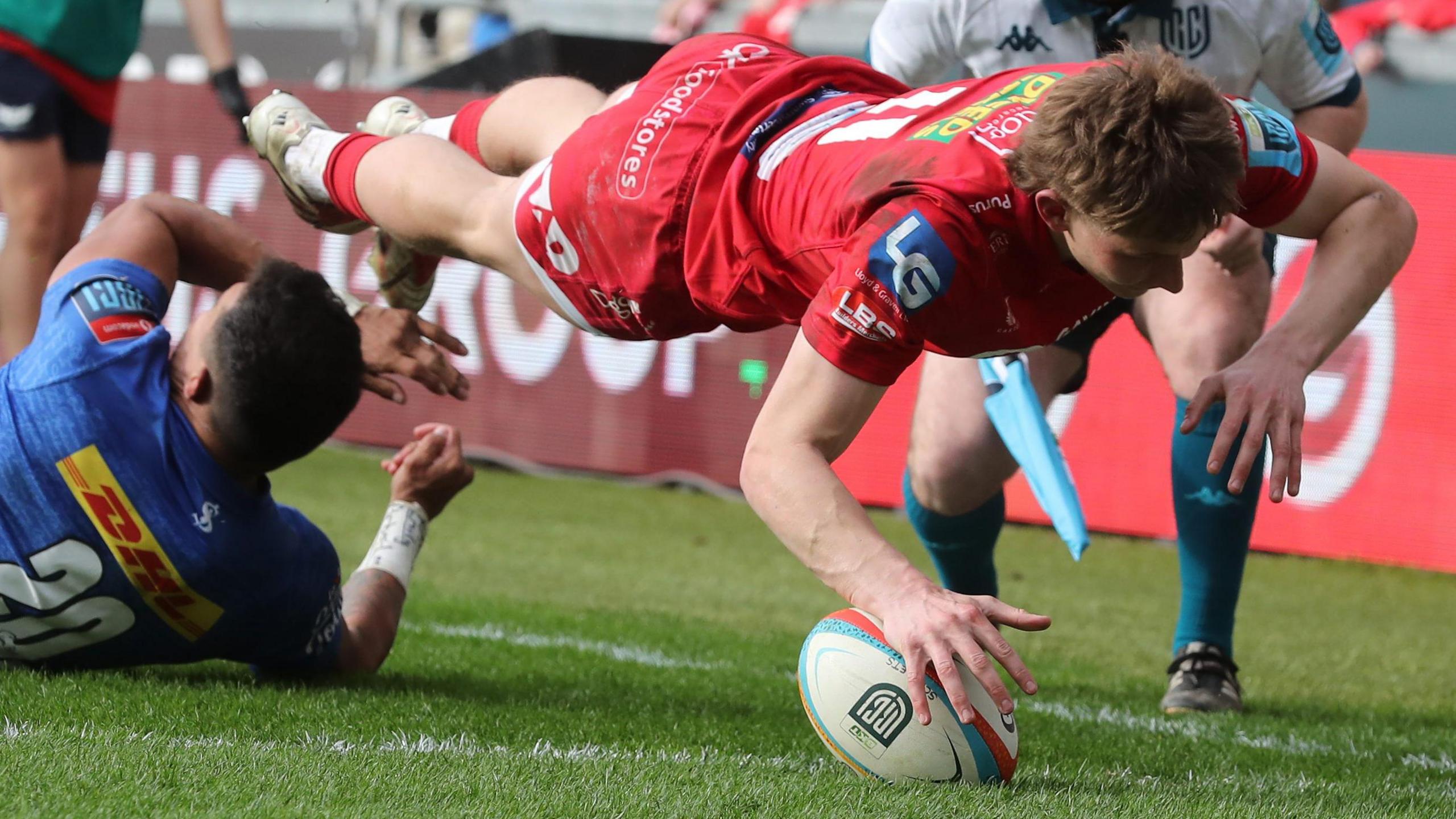 Ellis Mee scores against Stormers