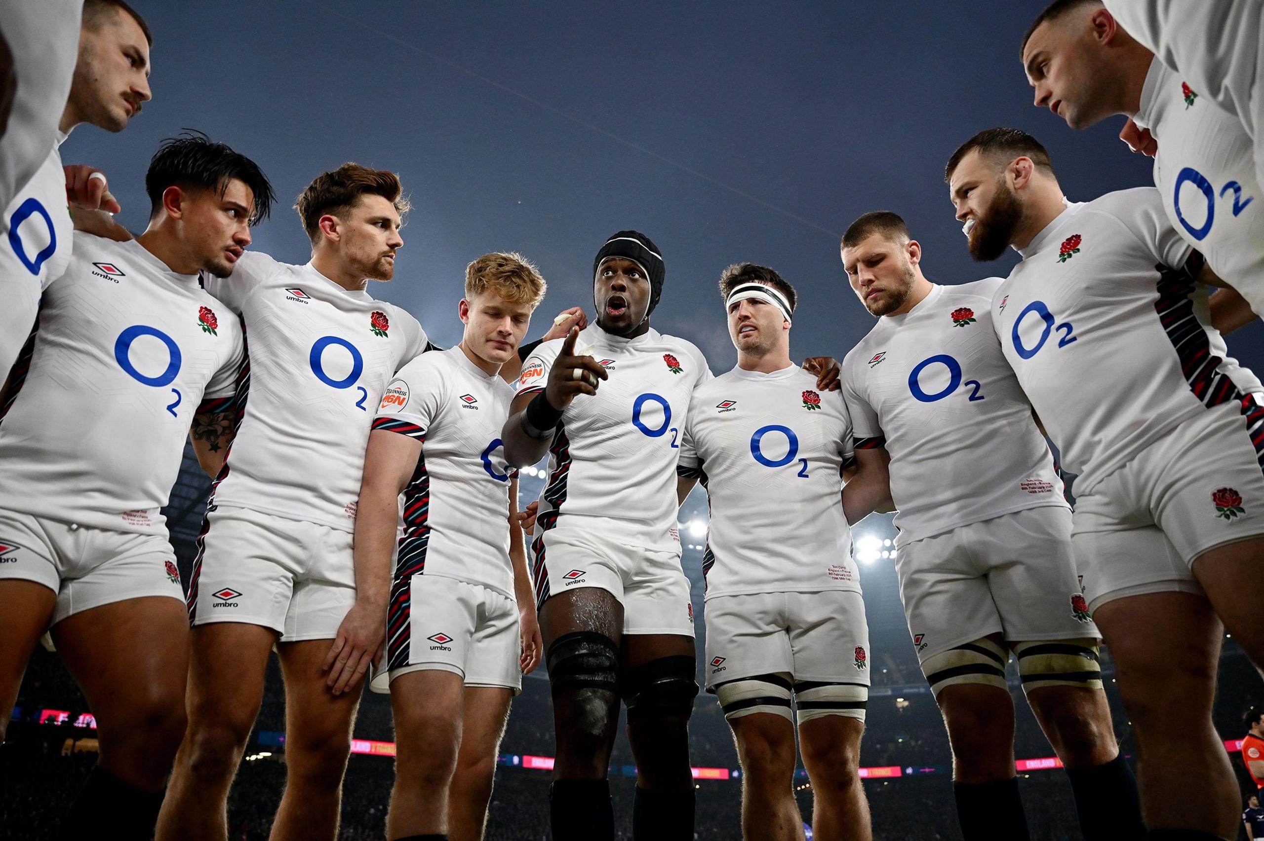 Maro Itoje of England gives a motivational team talk prior to the Guinness Six Nations 2025 match between England and France at Twickenham Stadium