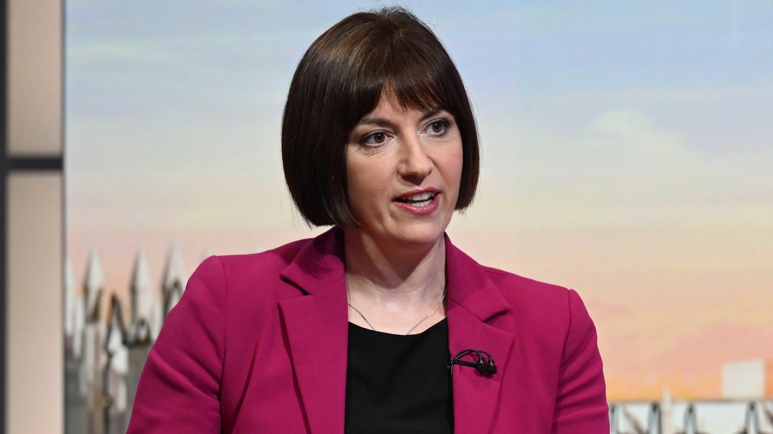 Bridget Phillipson, e veshur me një xhaketë të ndezur ngjyrë vjollcë dhe një bluzë të zezë, duket se po flet në një ambient të turbullt studioje.