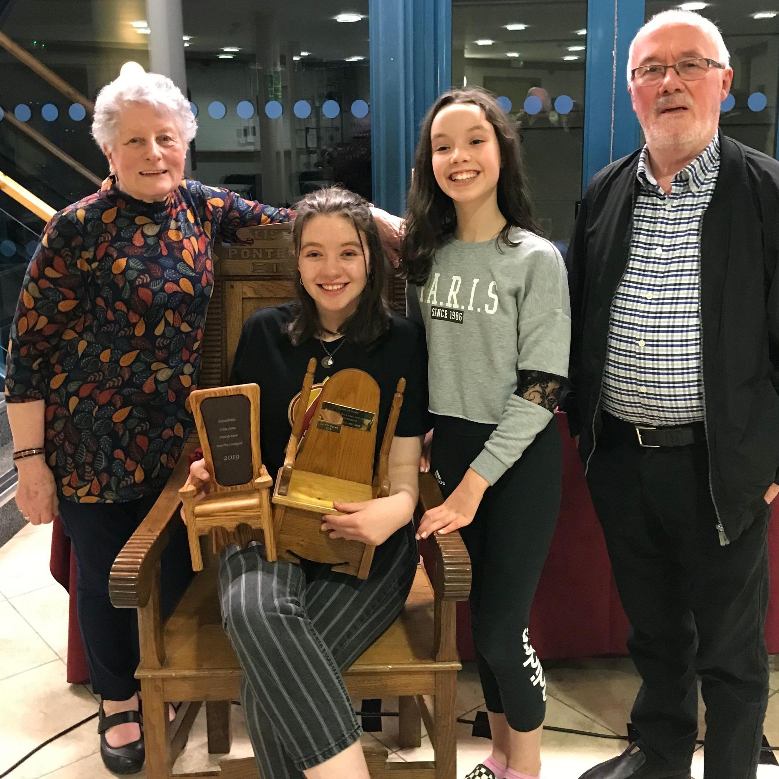 Neli gyda'i gŵr, y diweddar Selwyn Jones, a'i hwyres Glain Llwyd Davies wedi iddi ennill Tlws yr Ifanc yn 2019, gyda'i chwaer Miriam yn ail.